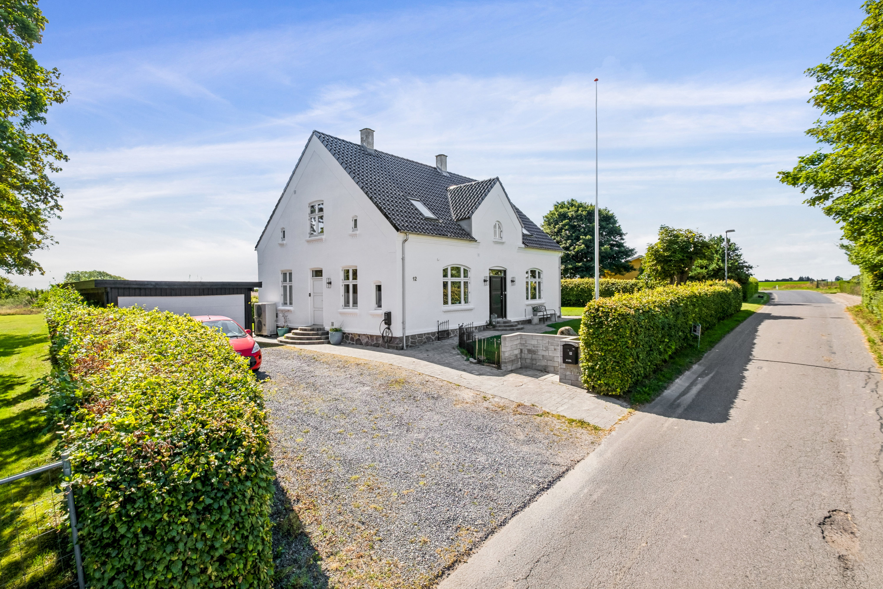 Fremhævet ejendom set fra vejen billede i fuldskærmstilstand. Billede af Skovlyvej 12, Elling, 8751 Gedved