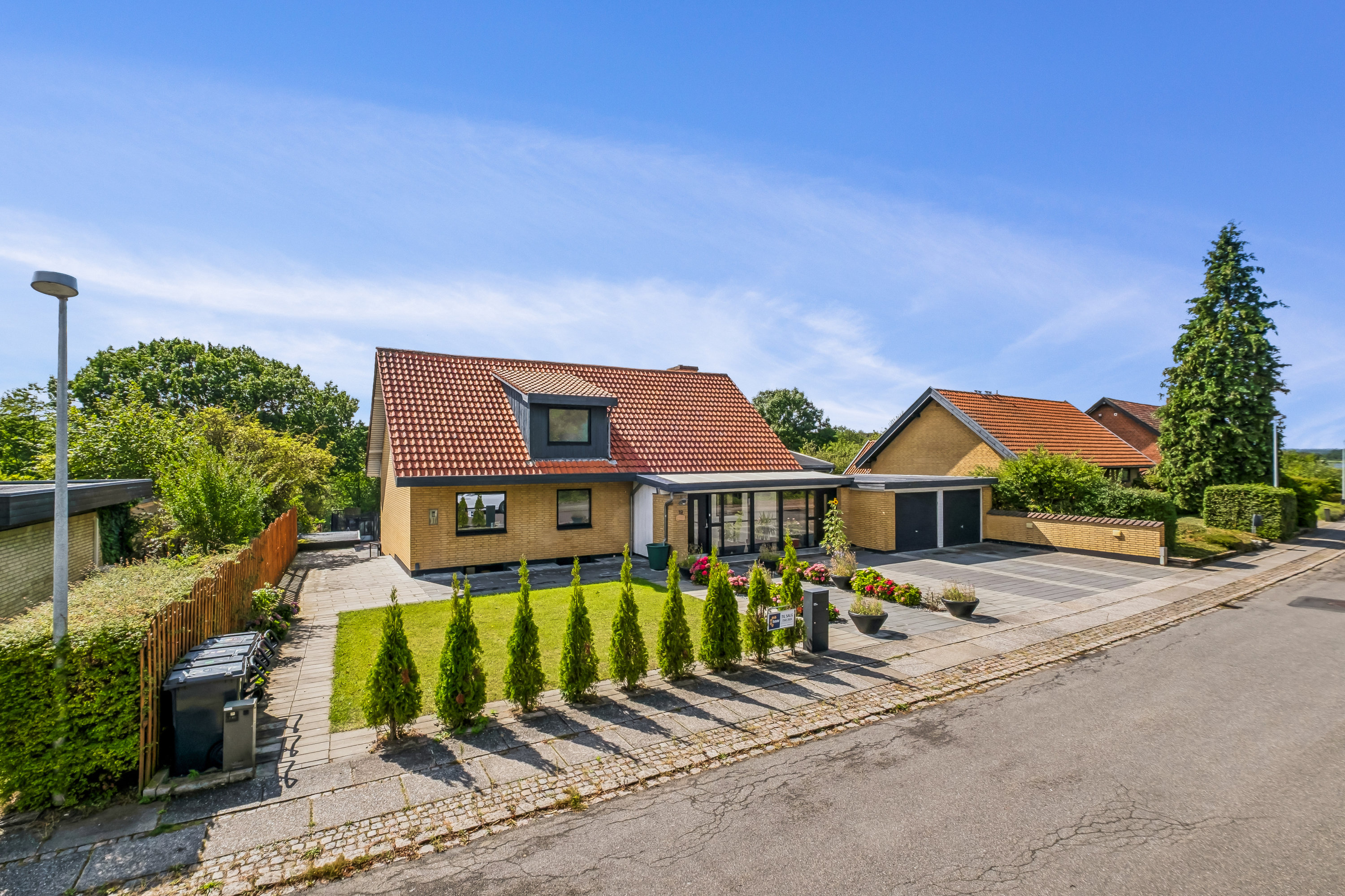 Fremhævet ejendommen set fra vejen billede i fuldskærmstilstand. Billede af Rønnevej 19, 8700 Horsens