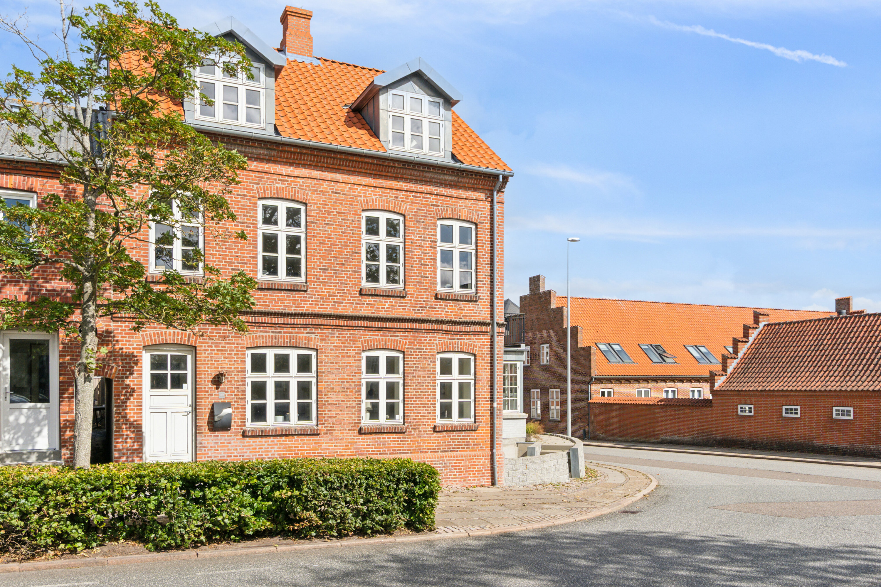 Fremhævet set fra vejen billede i fuldskærmstilstand. Billede af Jernbanegade 8, 7700 Thisted