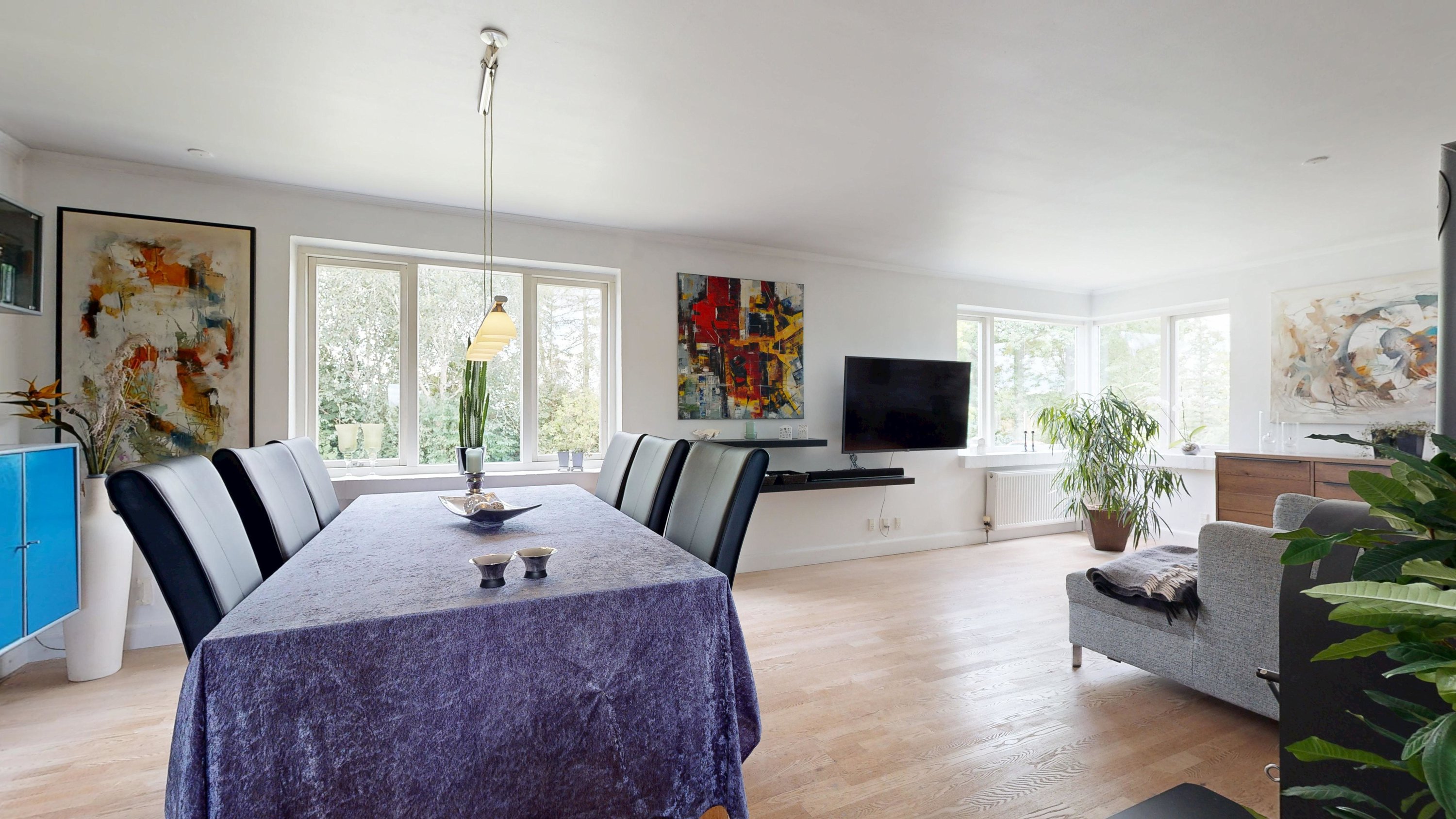 Fremhævet stue billede i fuldskærmstilstand. Billede af Holmedal 43, Voerladegård, 8660 Skanderborg