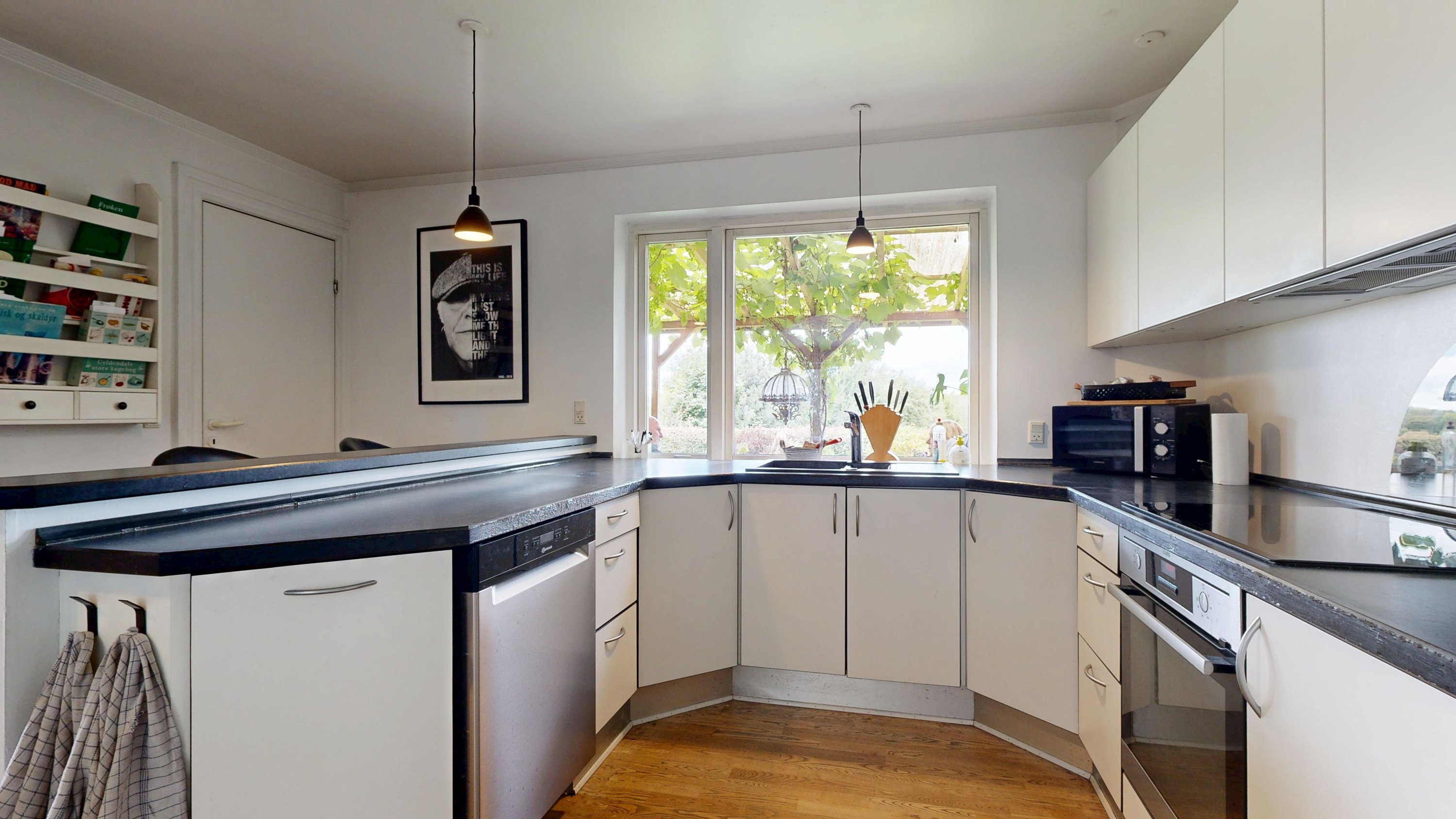 Fremhævet køkken billede i fuldskærmstilstand. Billede af Holmedal 43, Voerladegård, 8660 Skanderborg