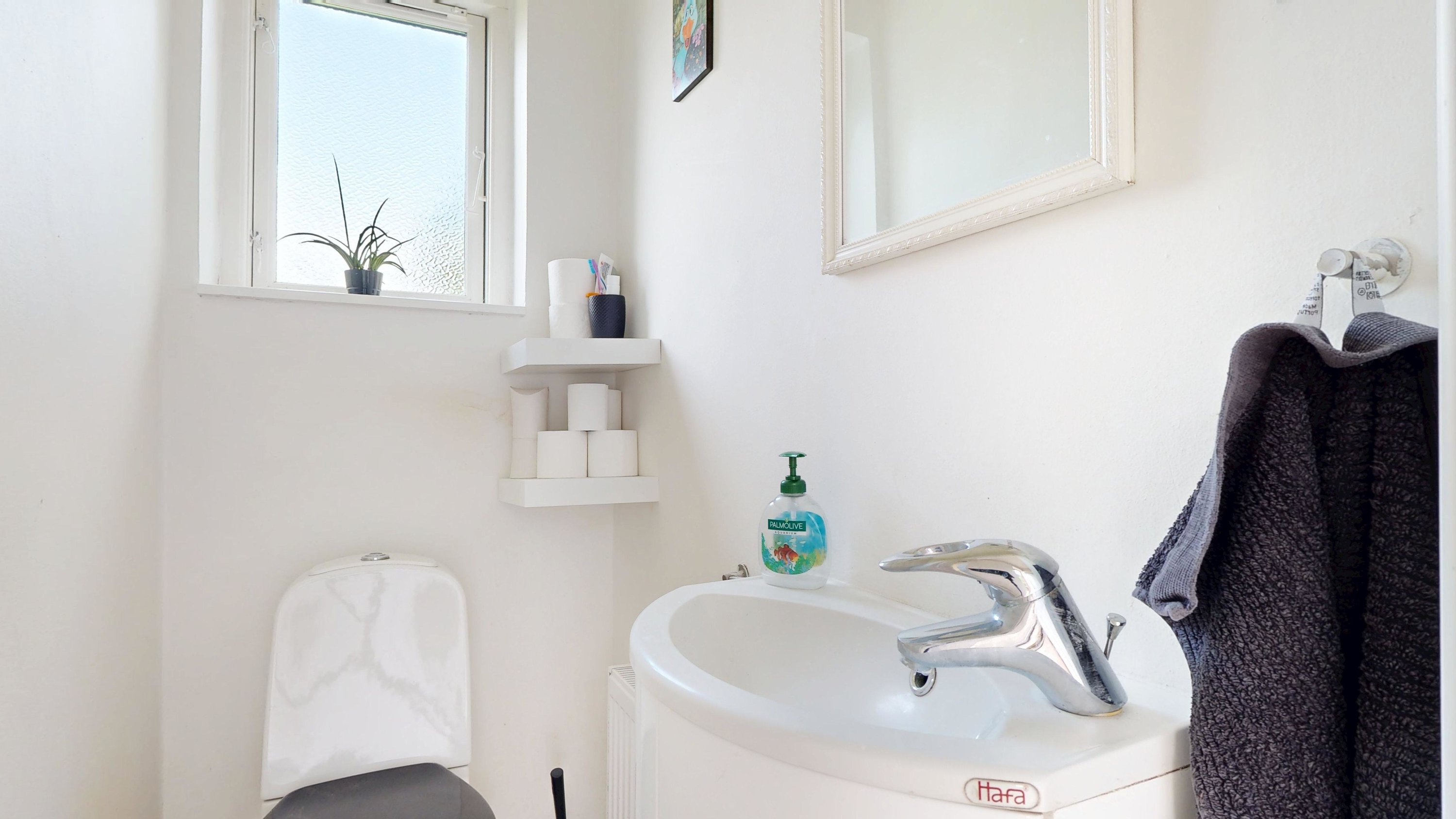 Fremhævet badeværelse billede i fuldskærmstilstand. Billede af Holmedal 43, Voerladegård, 8660 Skanderborg