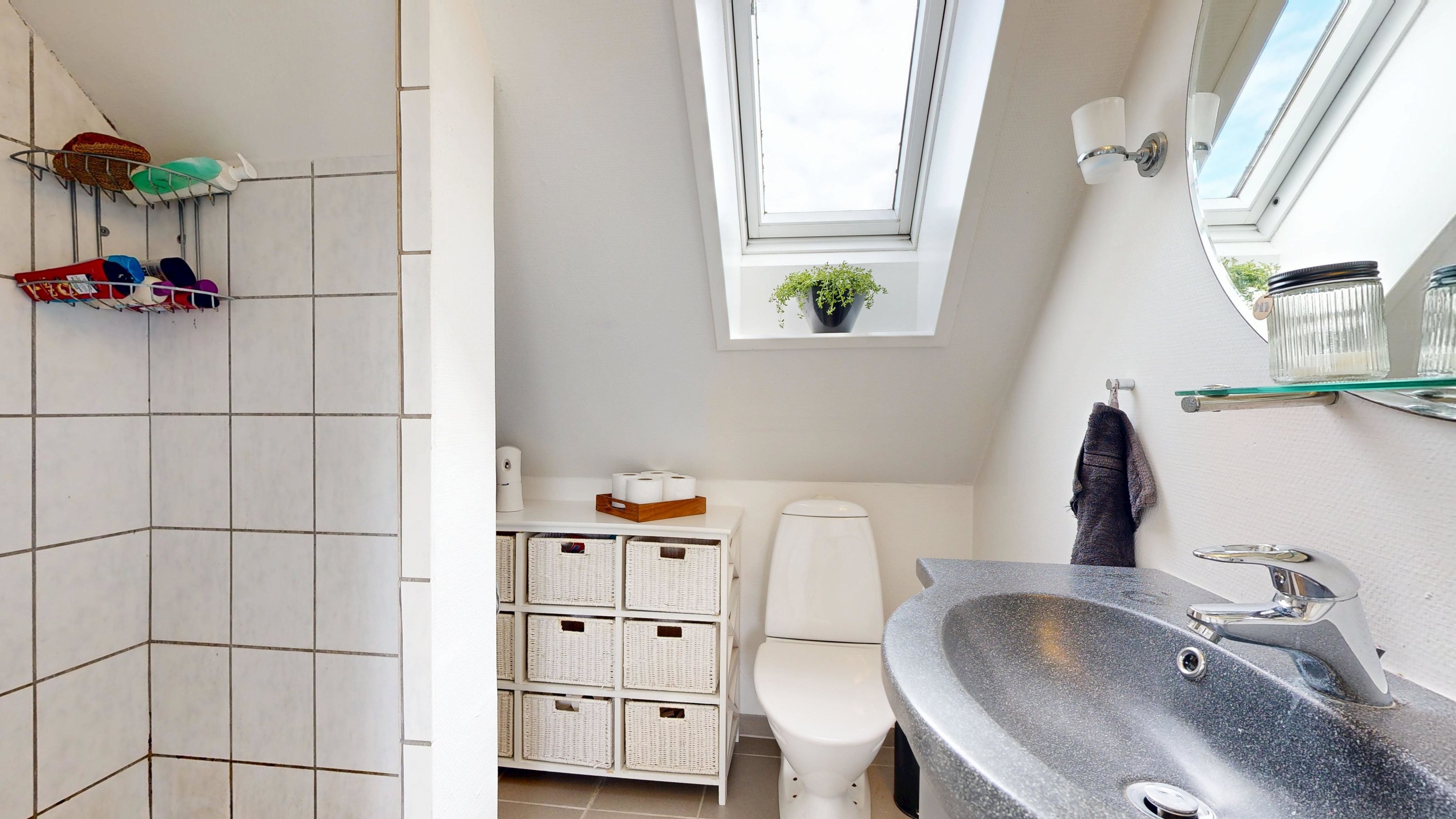 Fremhævet badeværelse billede i fuldskærmstilstand. Billede af Holmedal 43, Voerladegård, 8660 Skanderborg