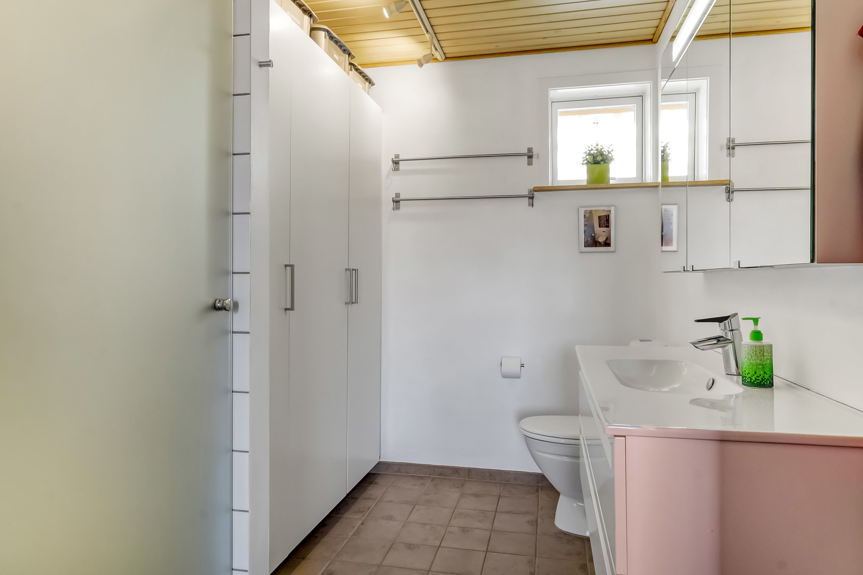 Fremhævet badeværelse billede i fuldskærmstilstand. Billede af Thorsvang 26, Tåsinge, 5700 Svendborg