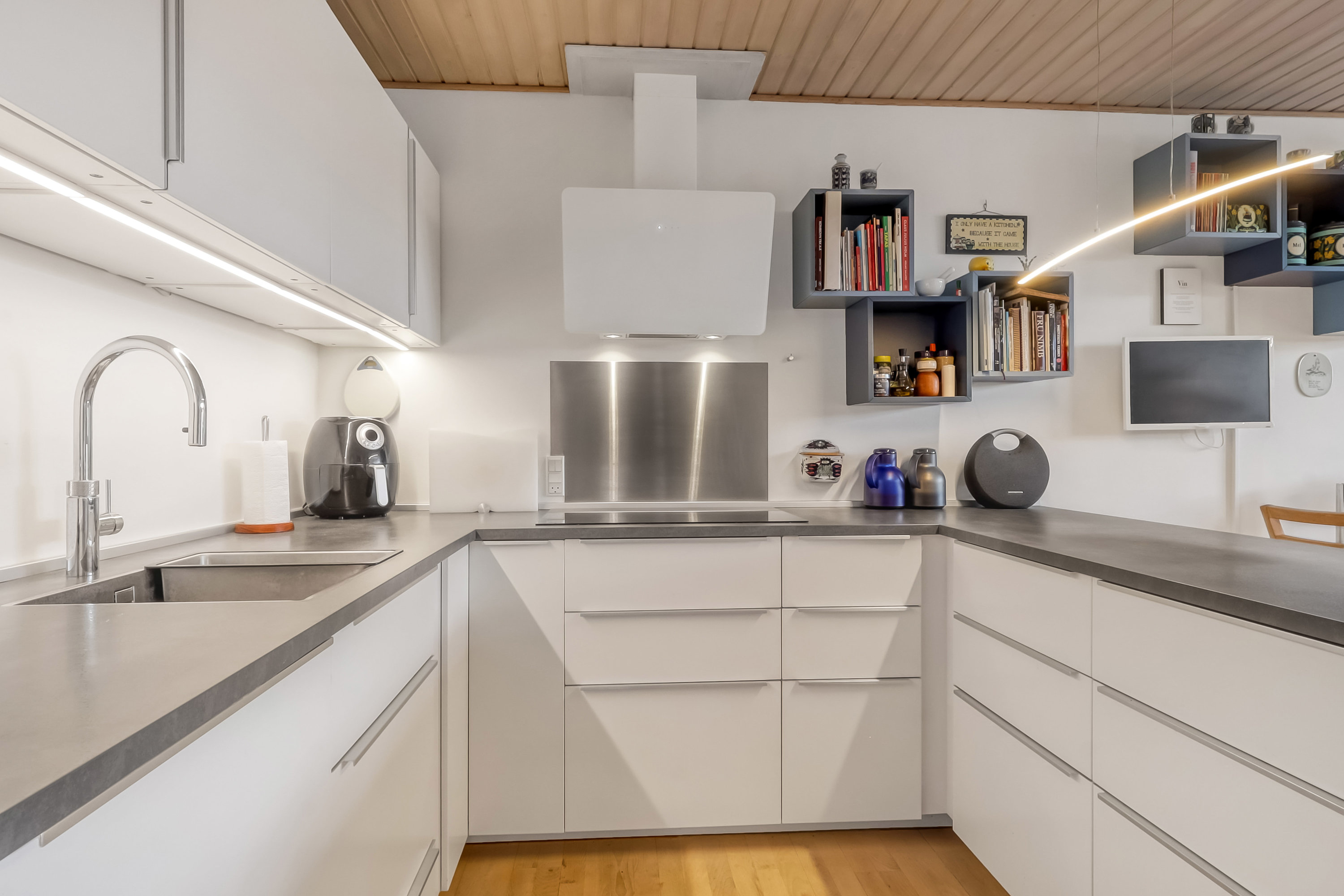 Fremhævet køkken billede i fuldskærmstilstand. Billede af Thorsvang 26, Tåsinge, 5700 Svendborg