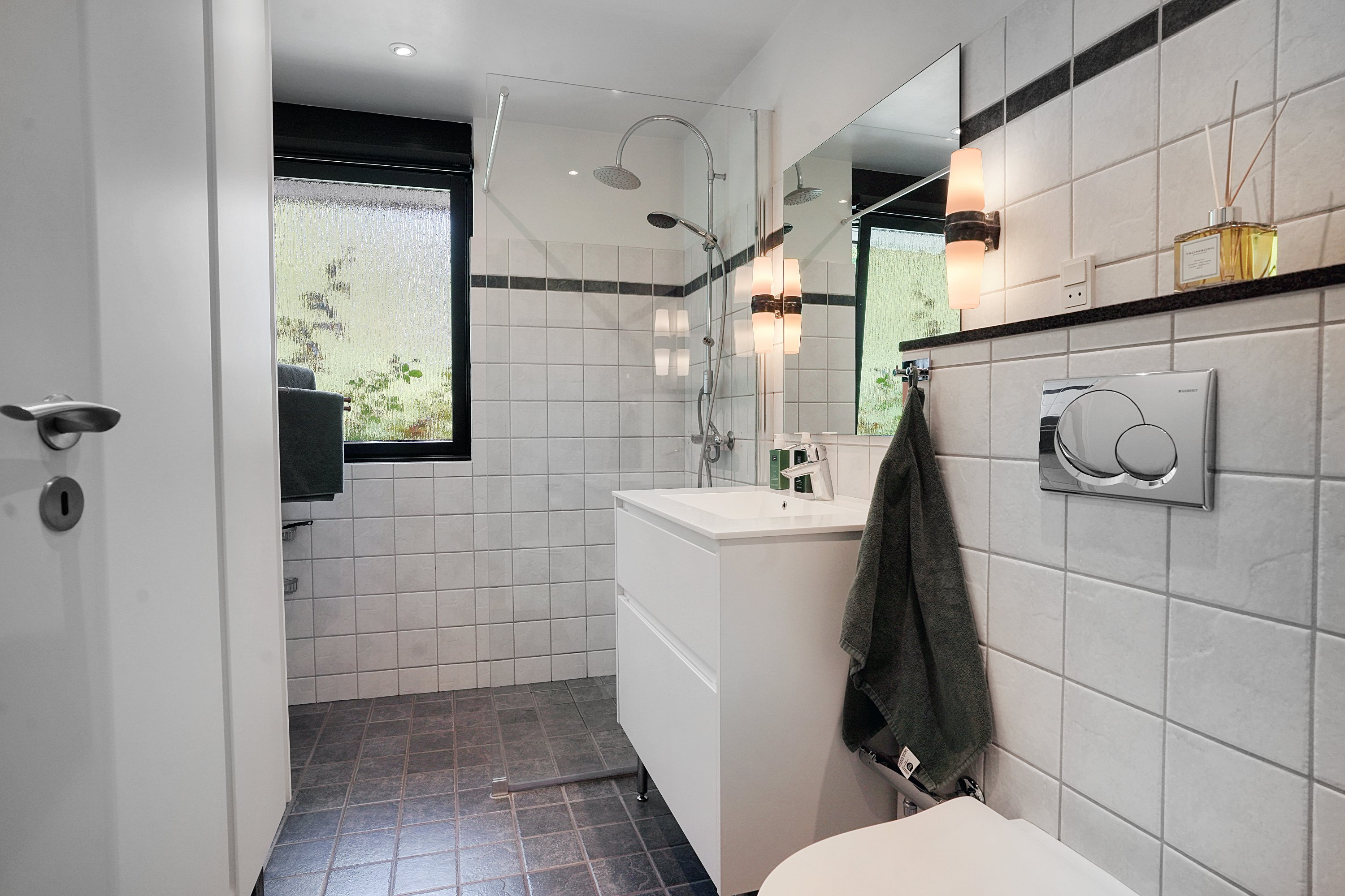 Fremhævet badeværelse billede i fuldskærmstilstand. Billede af Rasmus Knudsens Vej 36, 3000 Helsingør