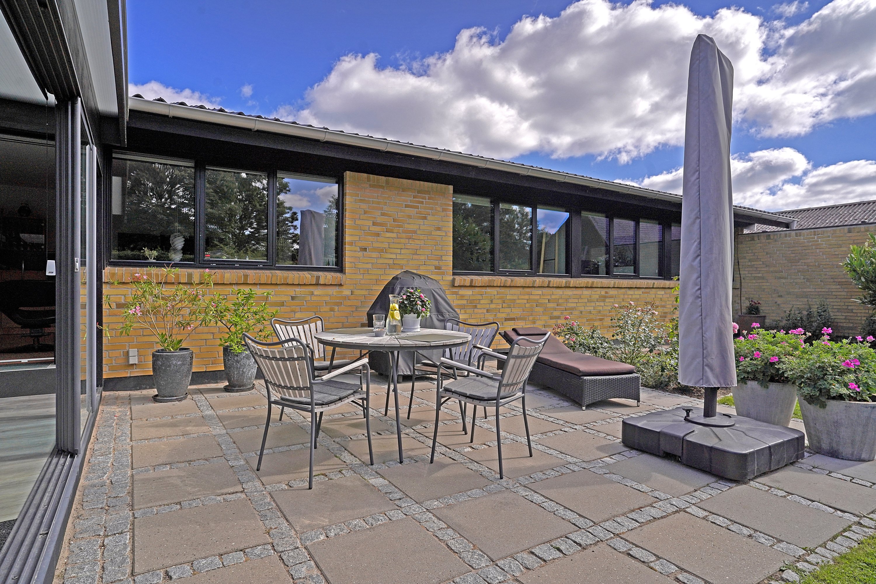 Fremhævet terrasse billede i fuldskærmstilstand. Billede af Rasmus Knudsens Vej 36, 3000 Helsingør