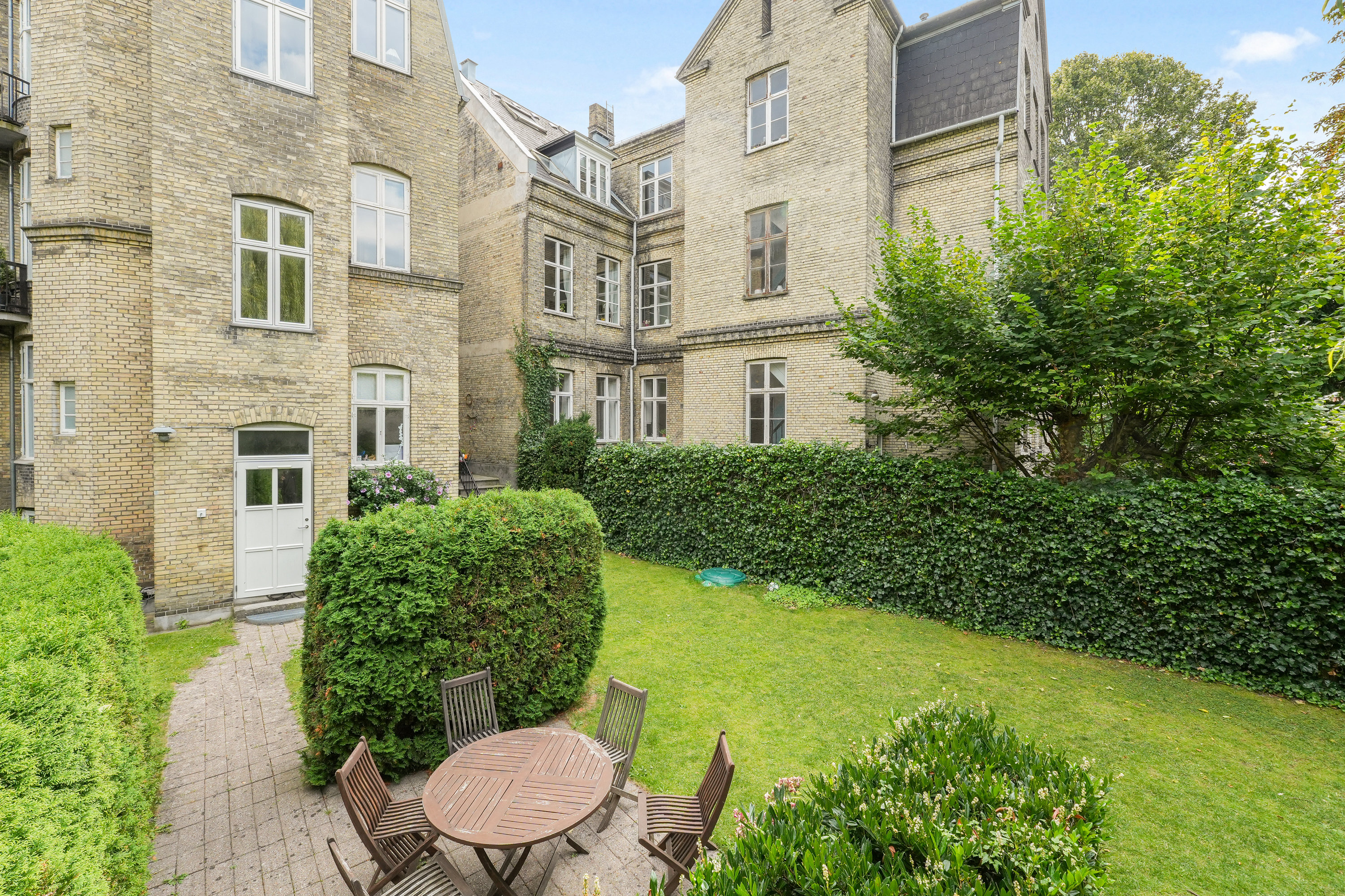 Fremhævet andet billede i fuldskærmstilstand. Billede af Amicisvej 21, 1., 1852 Frederiksberg C