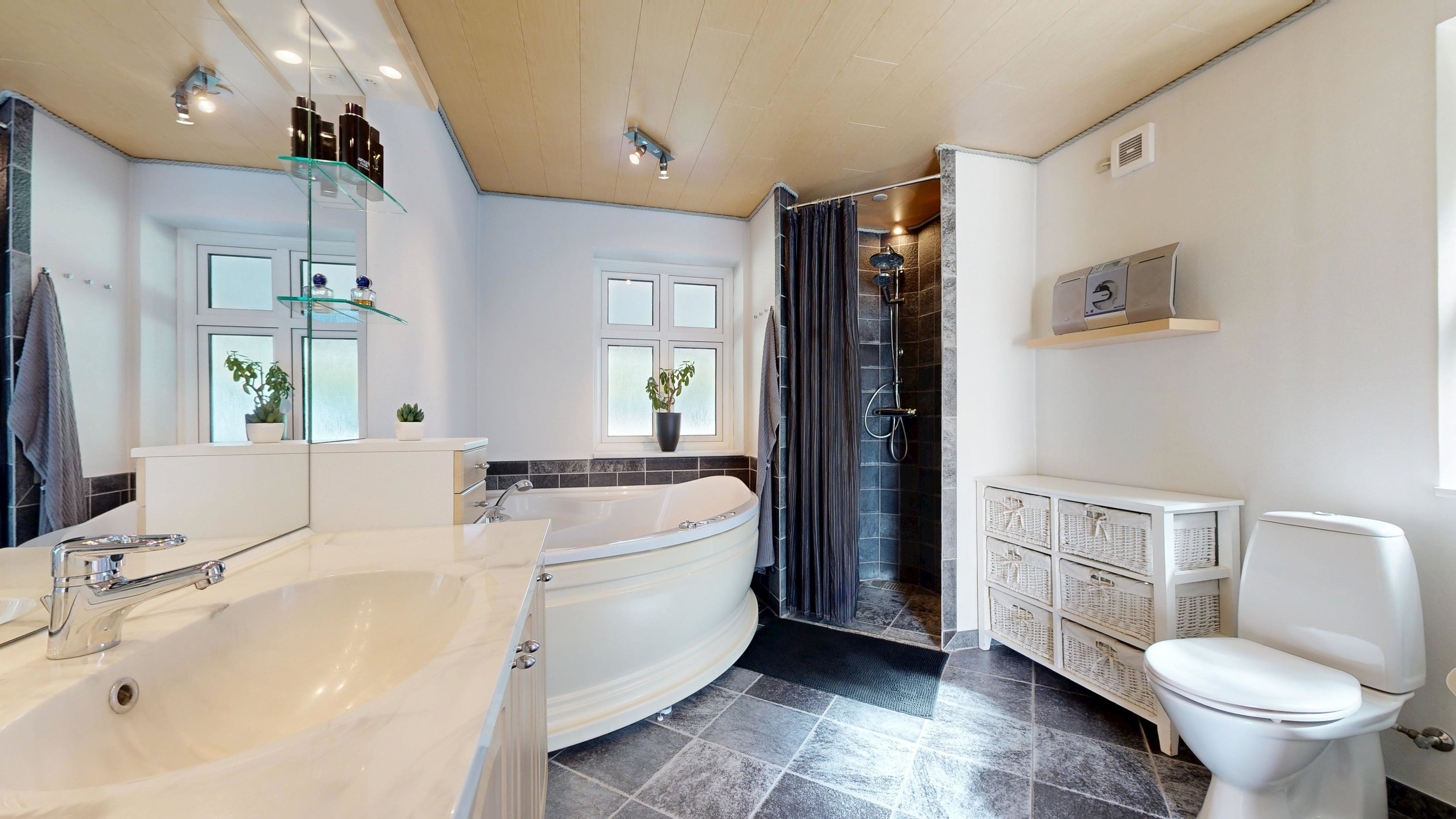 Fremhævet badeværelse billede i fuldskærmstilstand. Billede af Bygumvej 59, Bygum, 9620 Aalestrup