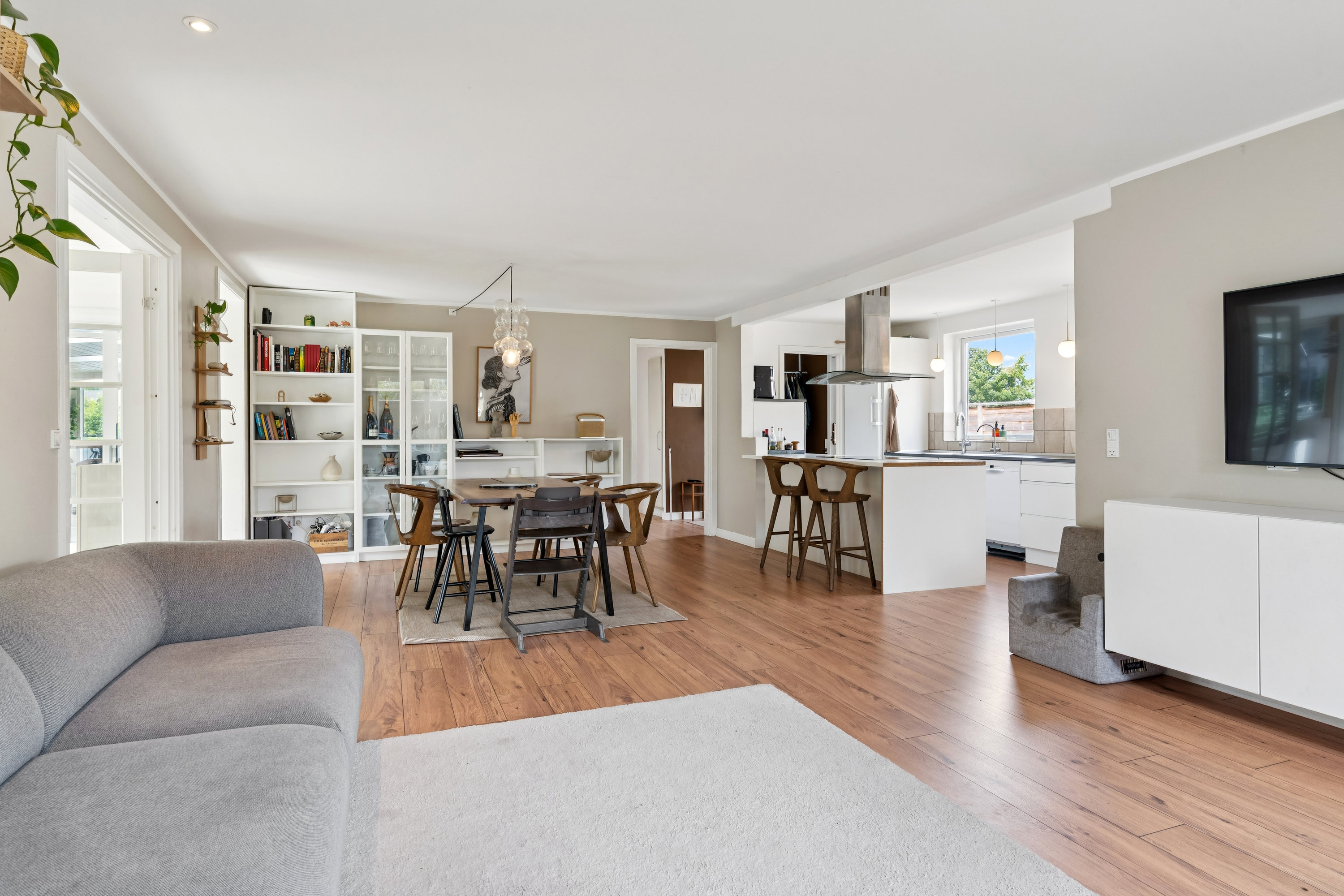 Fremhævet stue billede i fuldskærmstilstand. Billede af Klirevænget 71, 2880 Bagsværd