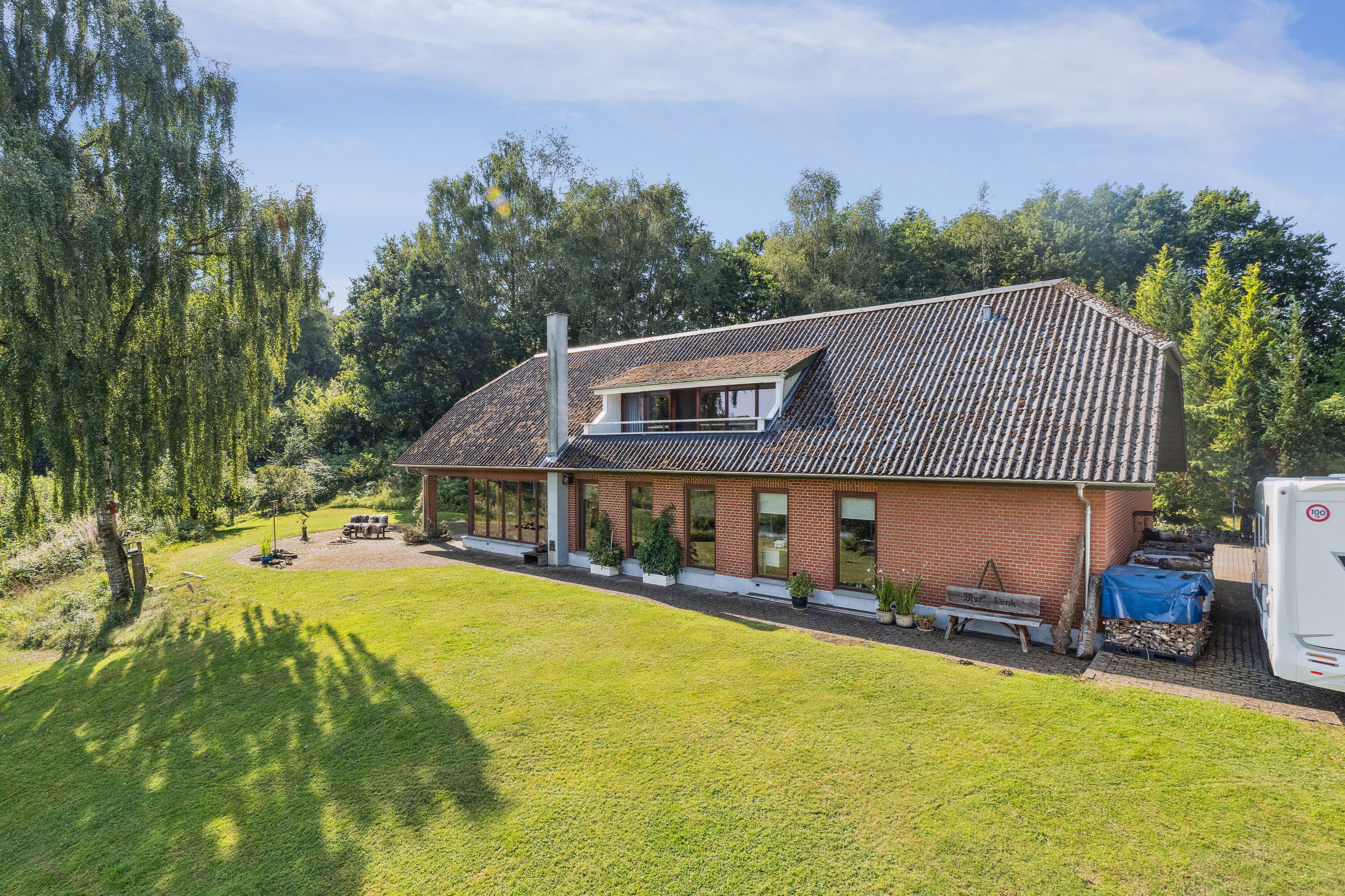 Fremhævet set fra haven billede i fuldskærmstilstand. Billede af Spjarupvej 6, 6040 Egtved