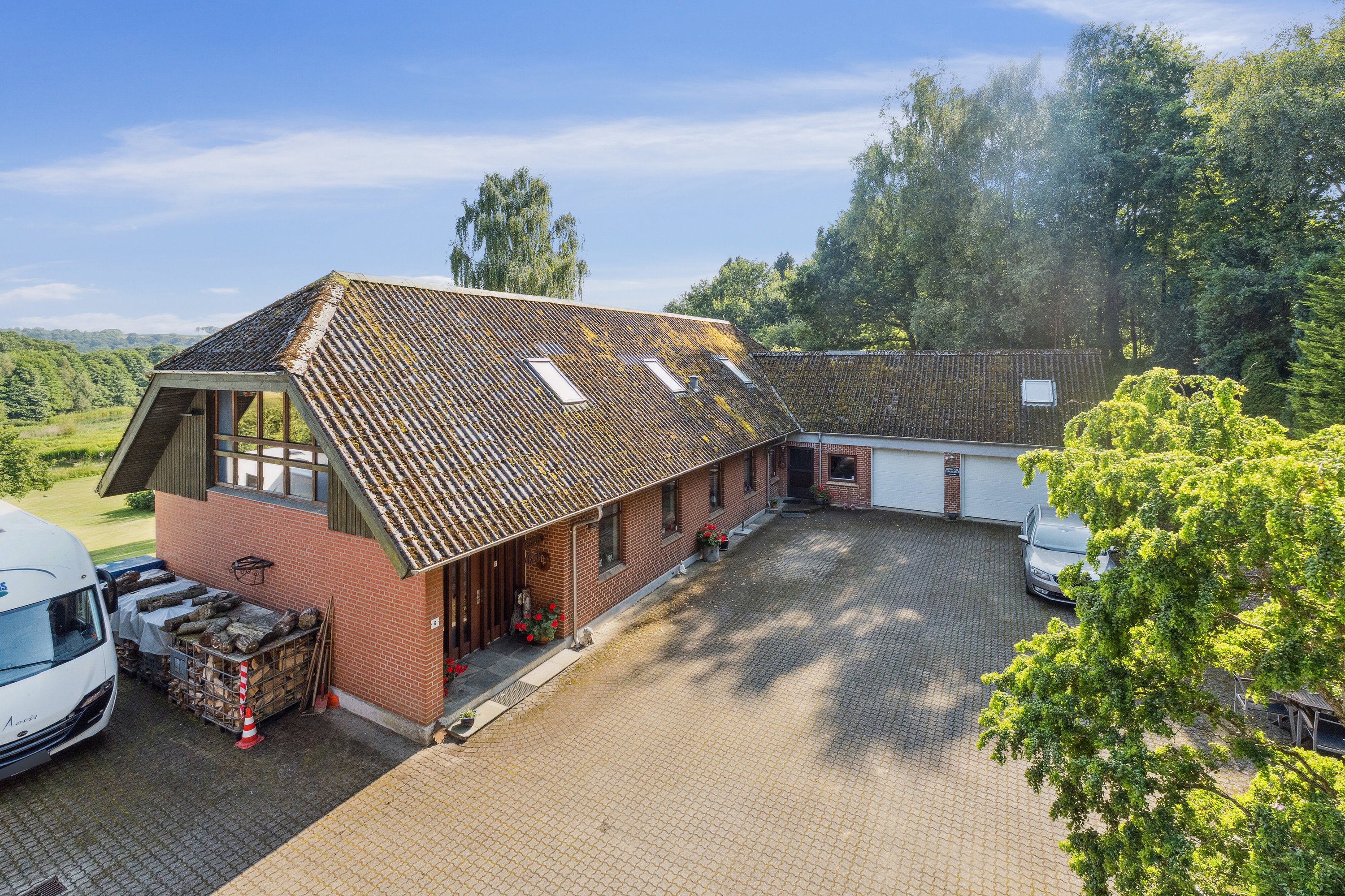 Fremhævet udendørs billede i fuldskærmstilstand. Billede af Spjarupvej 6, 6040 Egtved