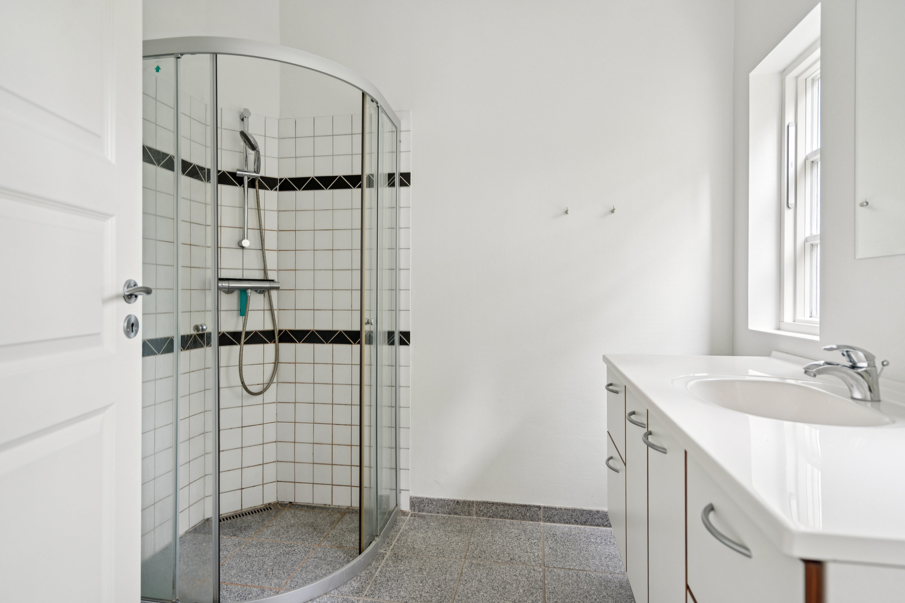 Fremhævet badeværelse billede i fuldskærmstilstand. Billede af Gulspurvevej 8, Østerby, 9940 Læsø