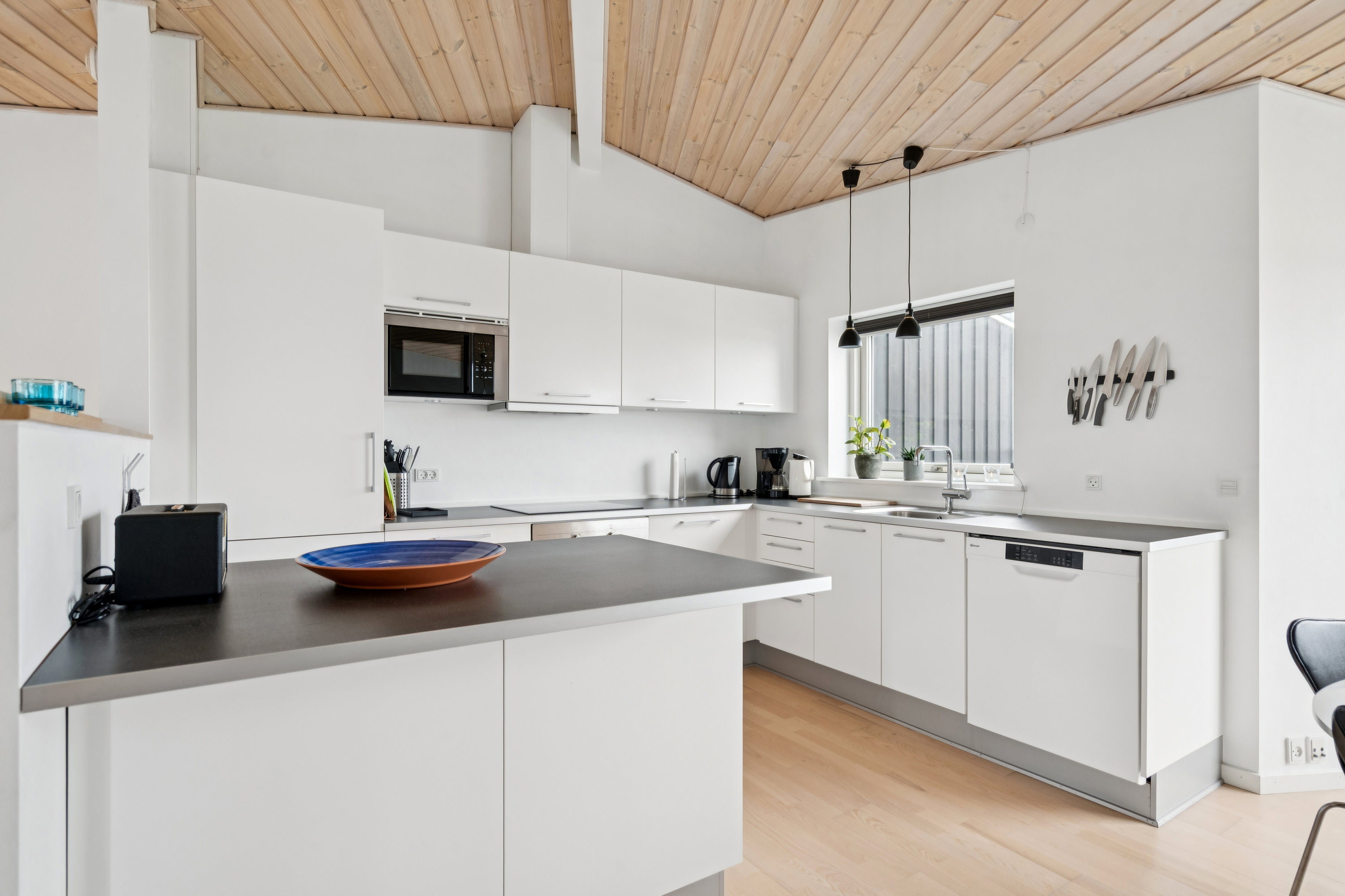 Fremhævet køkken billede i fuldskærmstilstand. Billede af Strandkanten 3, Vesterø Havn, 9940 Læsø