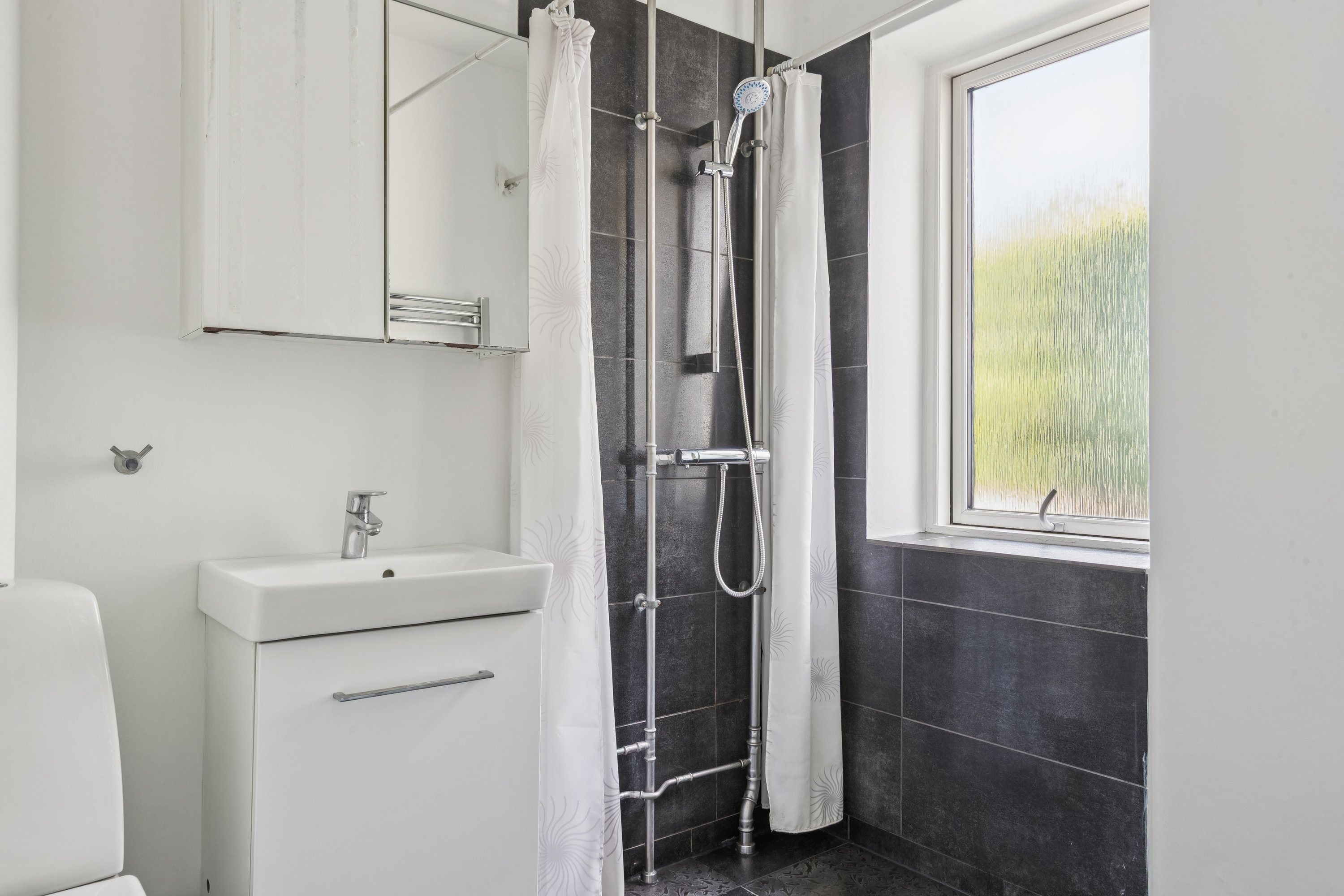 Fremhævet badeværelse billede i fuldskærmstilstand. Billede af Skovkrogen 7, st.. mf., 2920 Charlottenlund