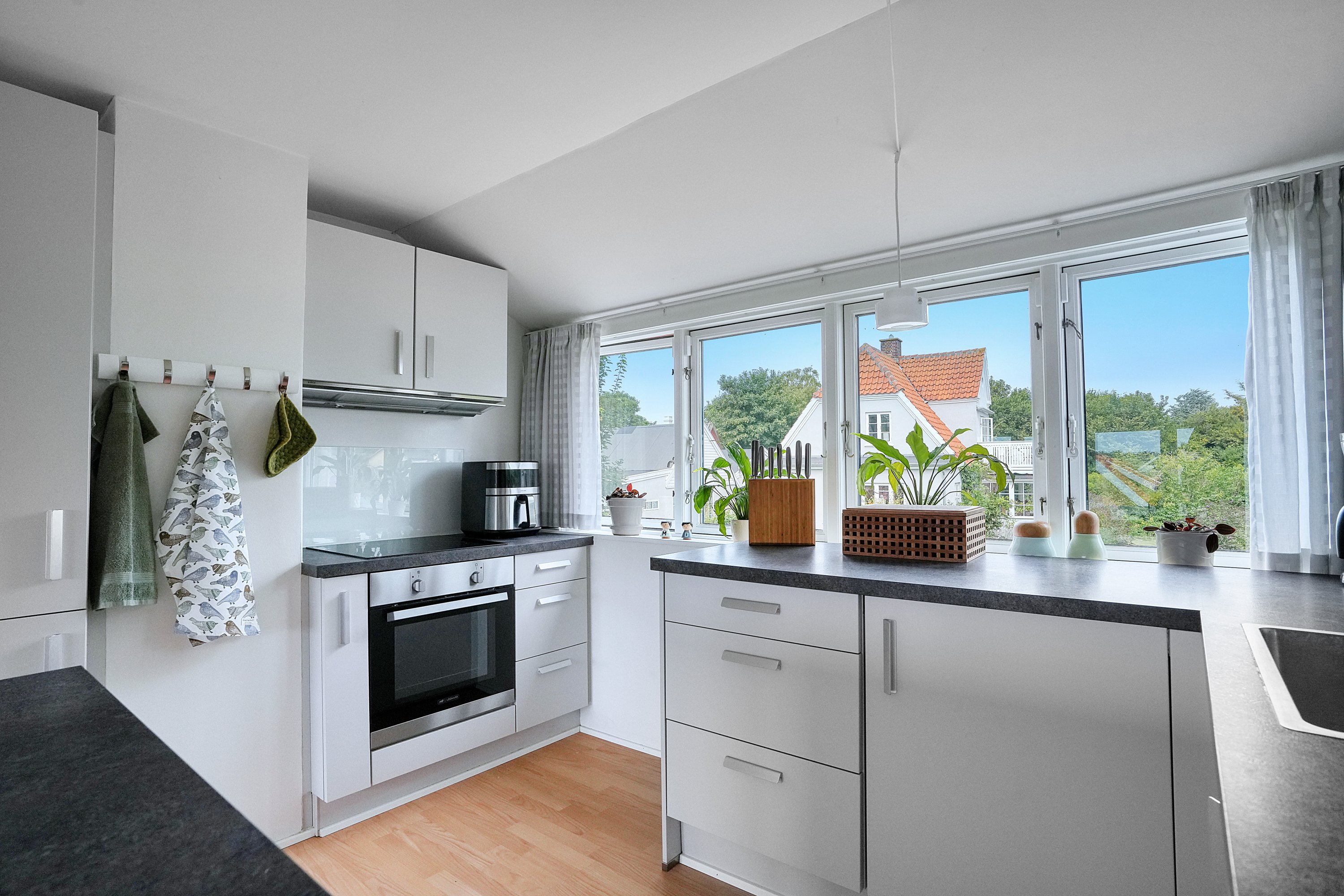 Fremhævet køkken billede i fuldskærmstilstand. Billede af Ullersvej 1, 1., 3220 Tisvildeleje