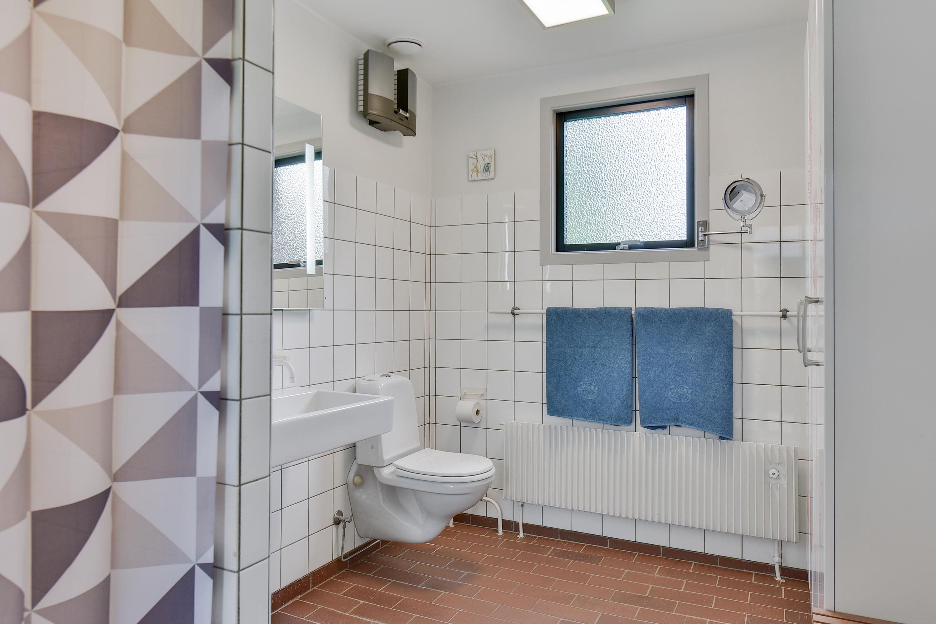 Fremhævet badeværelse billede i fuldskærmstilstand. Billede af Mølleparken 15, 7184 Vandel