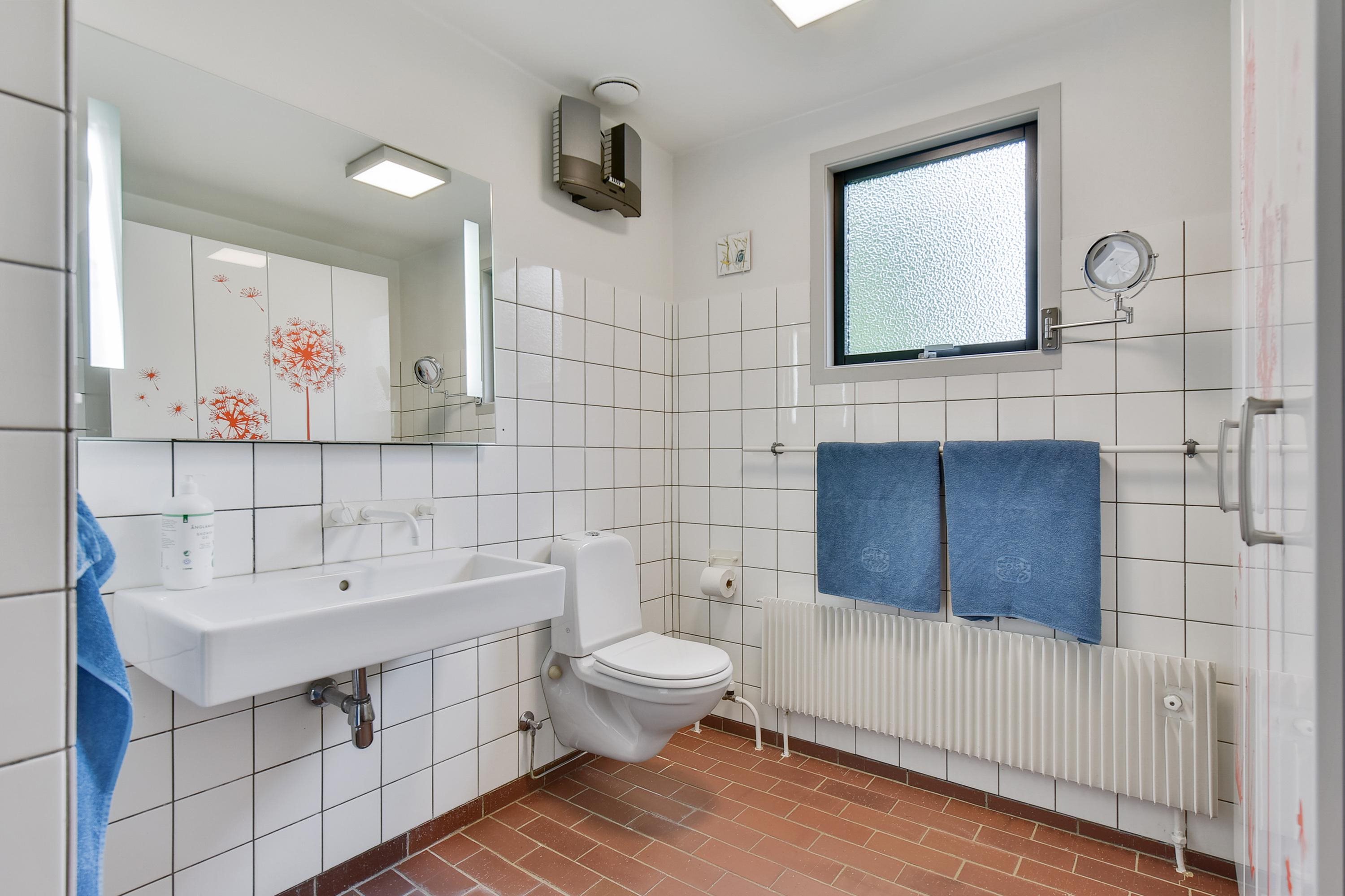 Fremhævet badeværelse billede i fuldskærmstilstand. Billede af Mølleparken 15, 7184 Vandel