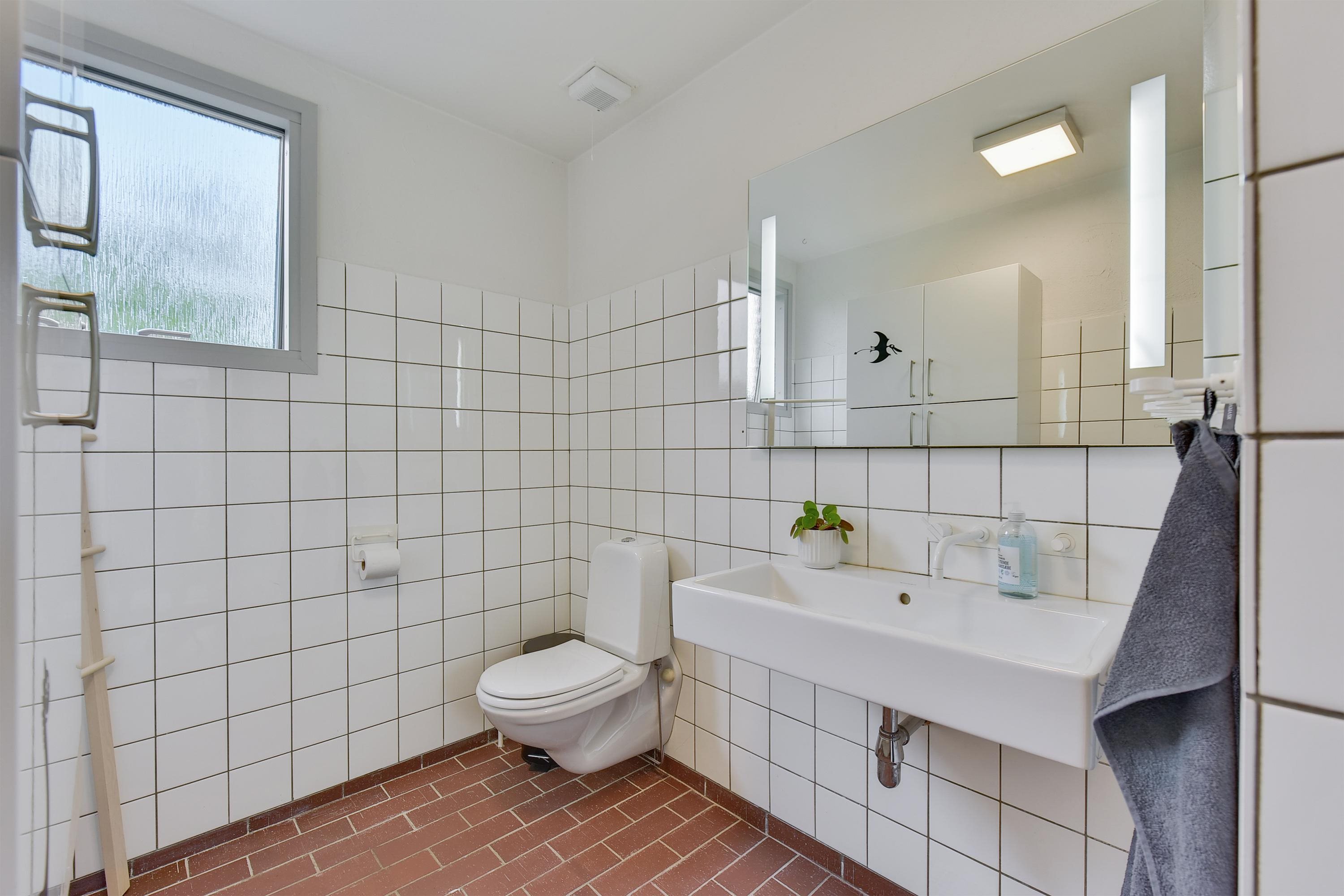 Fremhævet badeværelse billede i fuldskærmstilstand. Billede af Mølleparken 15, 7184 Vandel