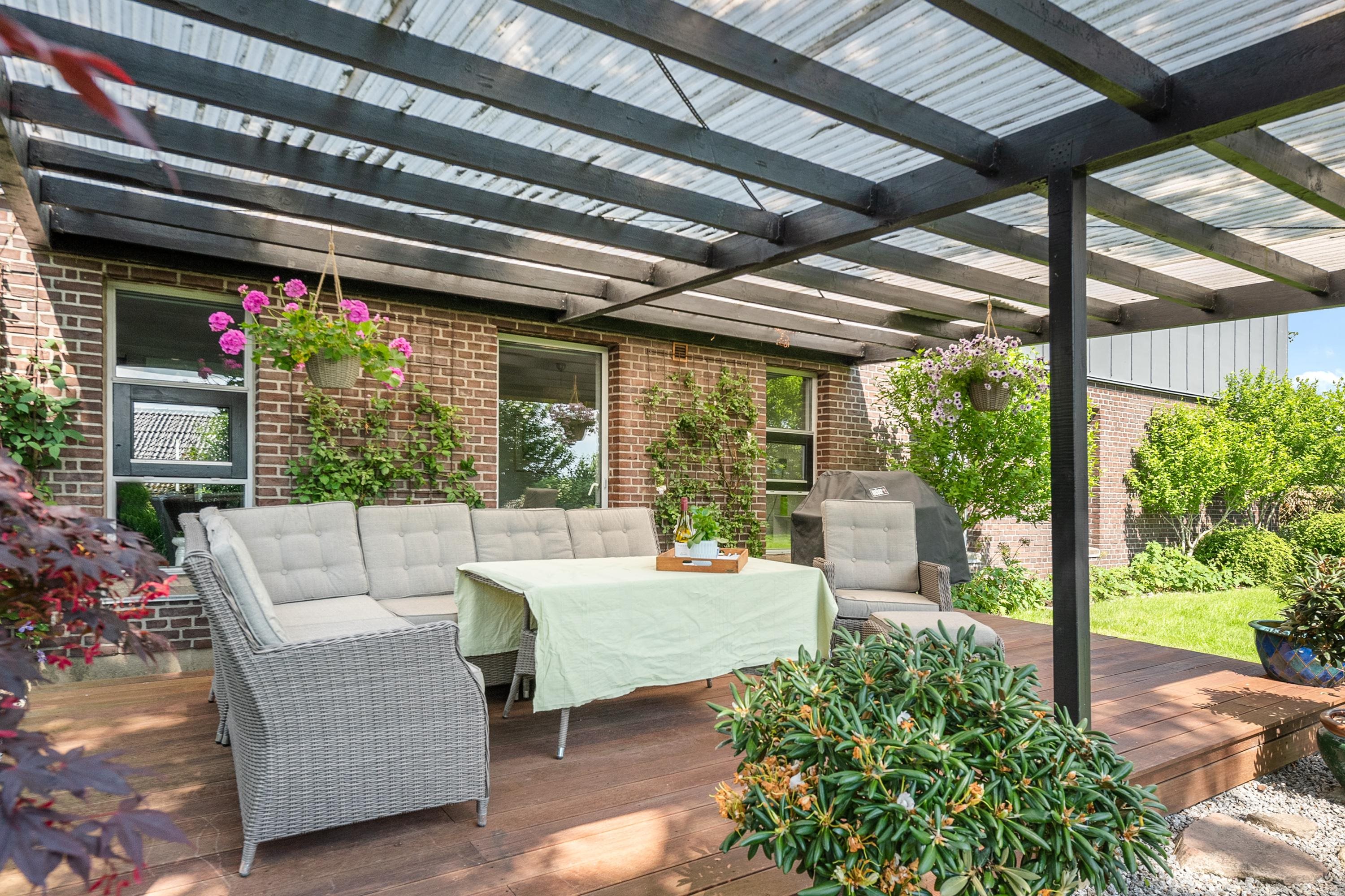 Fremhævet overdækket terrasse billede i fuldskærmstilstand. Billede af Mølleparken 15, 7184 Vandel