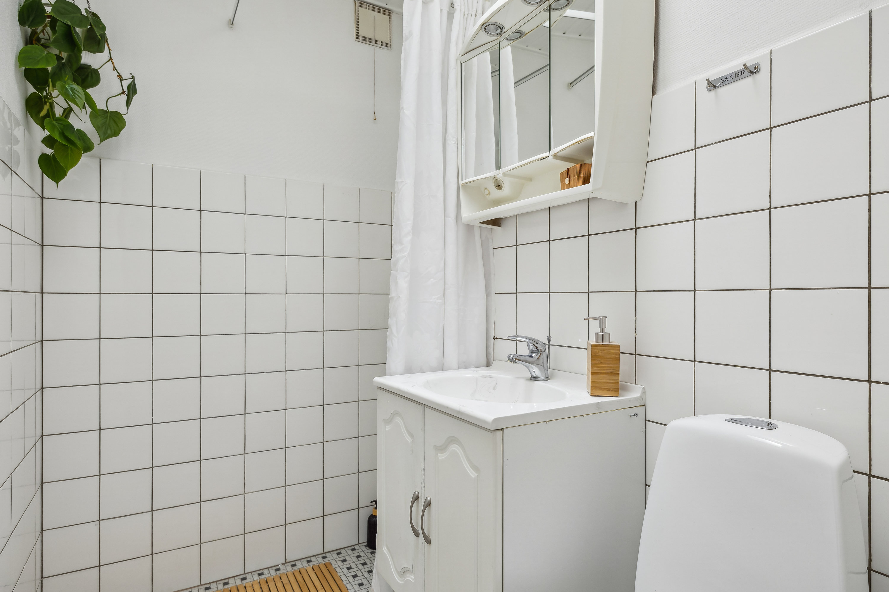 Fremhævet badeværelse billede i fuldskærmstilstand. Billede af Grønnevangen 17, Snestrup, 5210 Odense NV