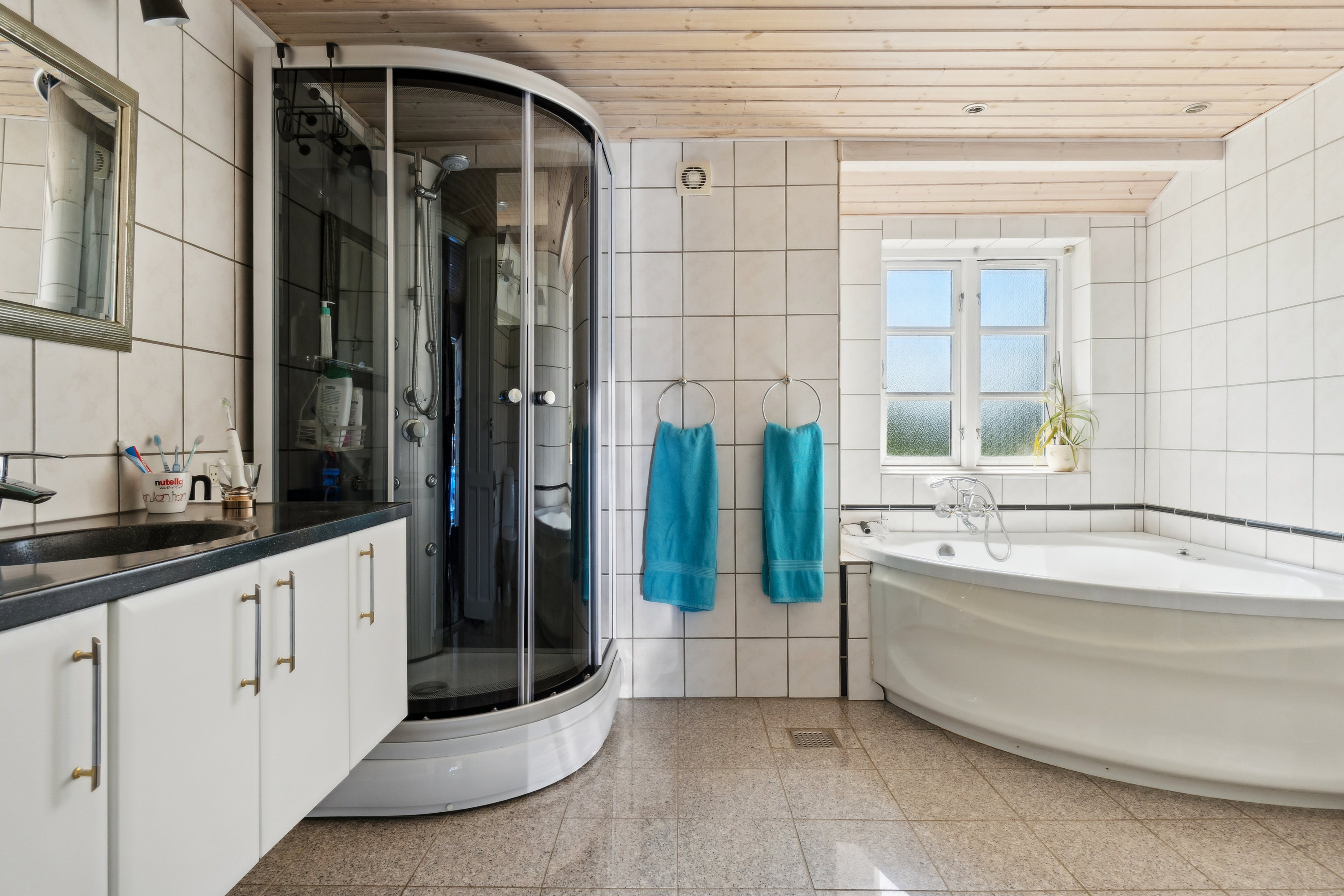 Fremhævet badeværelse billede i fuldskærmstilstand. Billede af Kragerupgårdsvej 11, Tjørnelunde, 4270 Høng