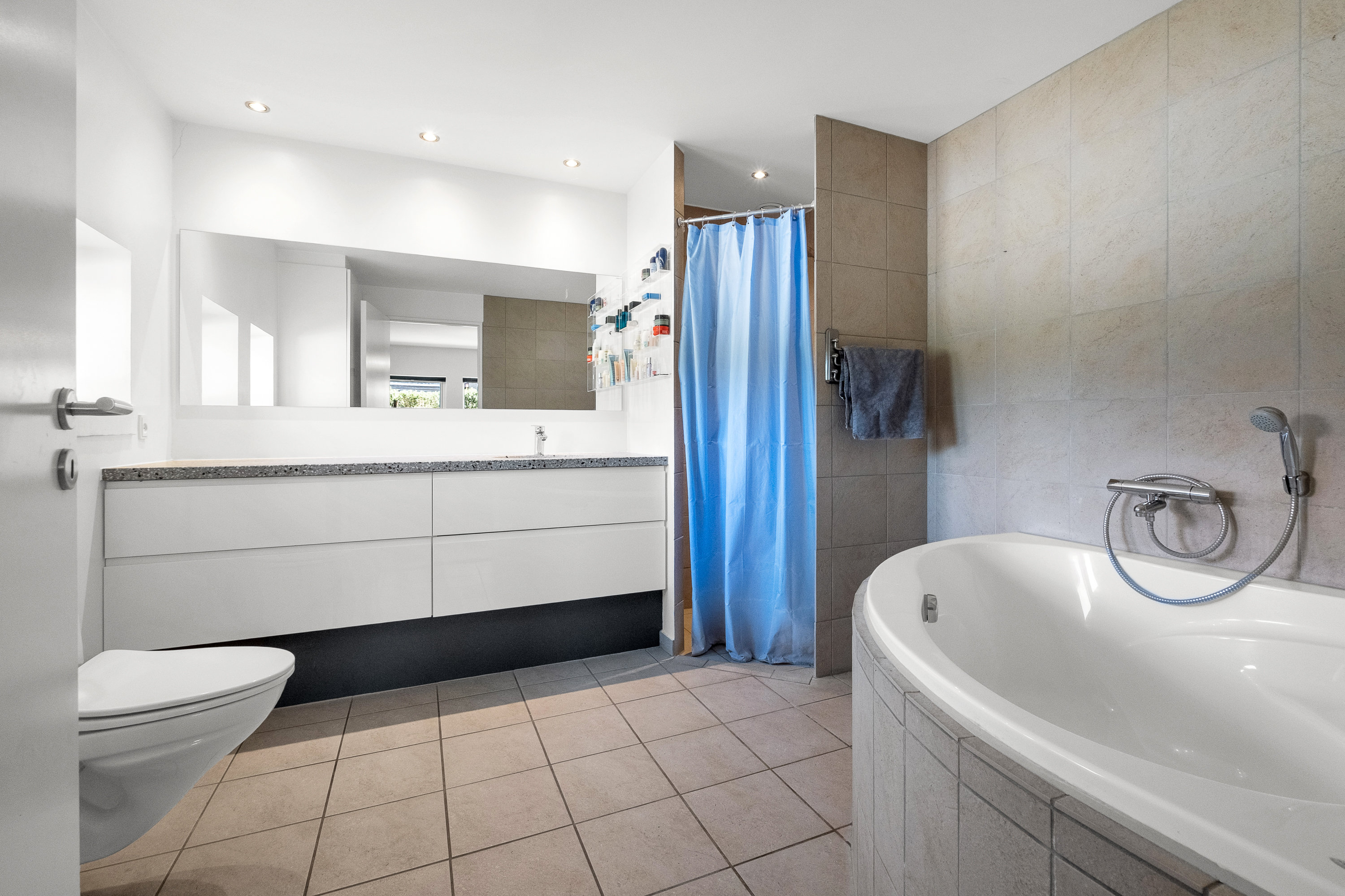 Fremhævet badeværelse billede i fuldskærmstilstand. Billede af Hybenhaven 4, 8520 Lystrup