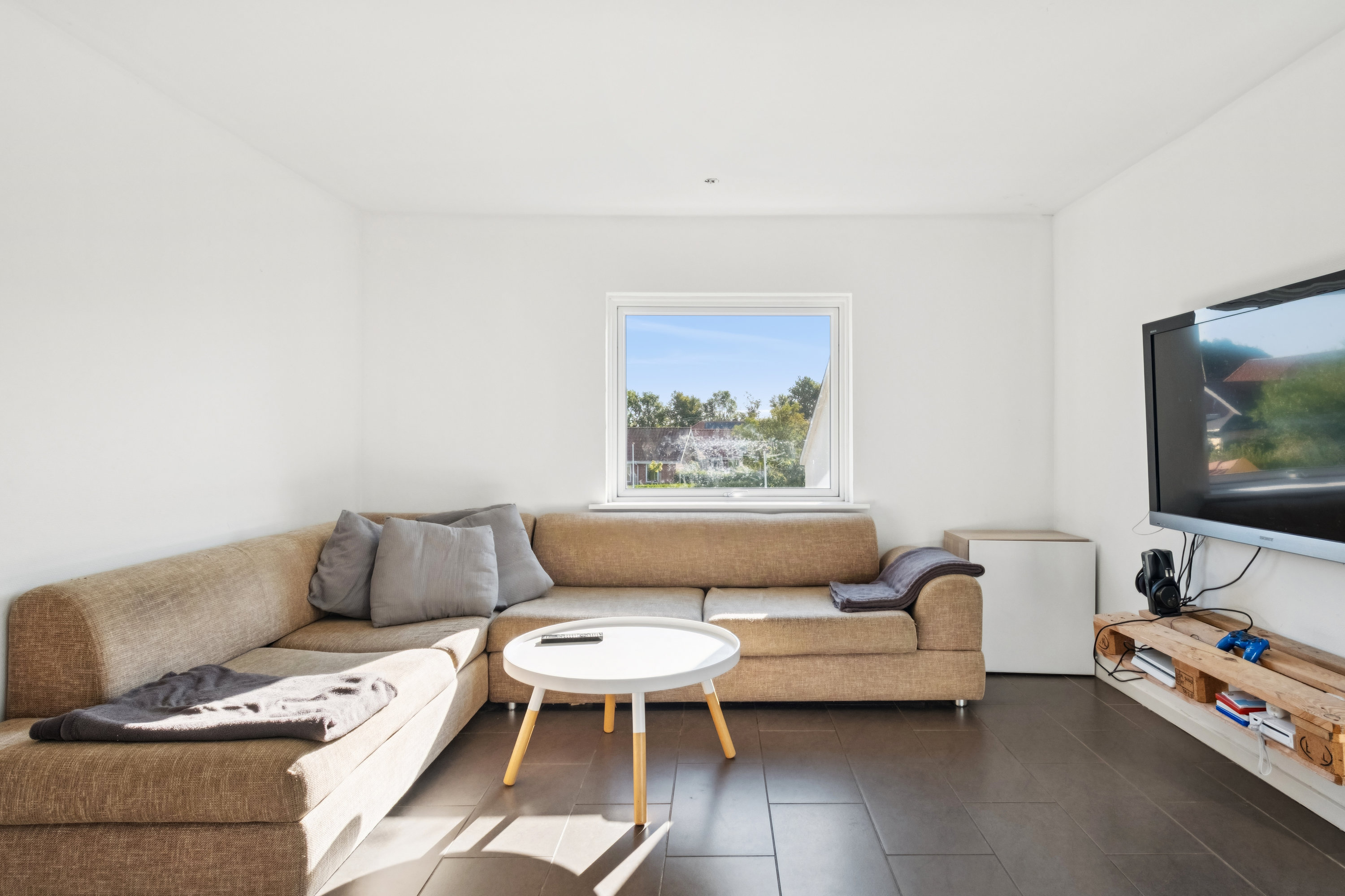 Fremhævet stue billede i fuldskærmstilstand. Billede af Nøvlingvej 144A, 9260 Gistrup