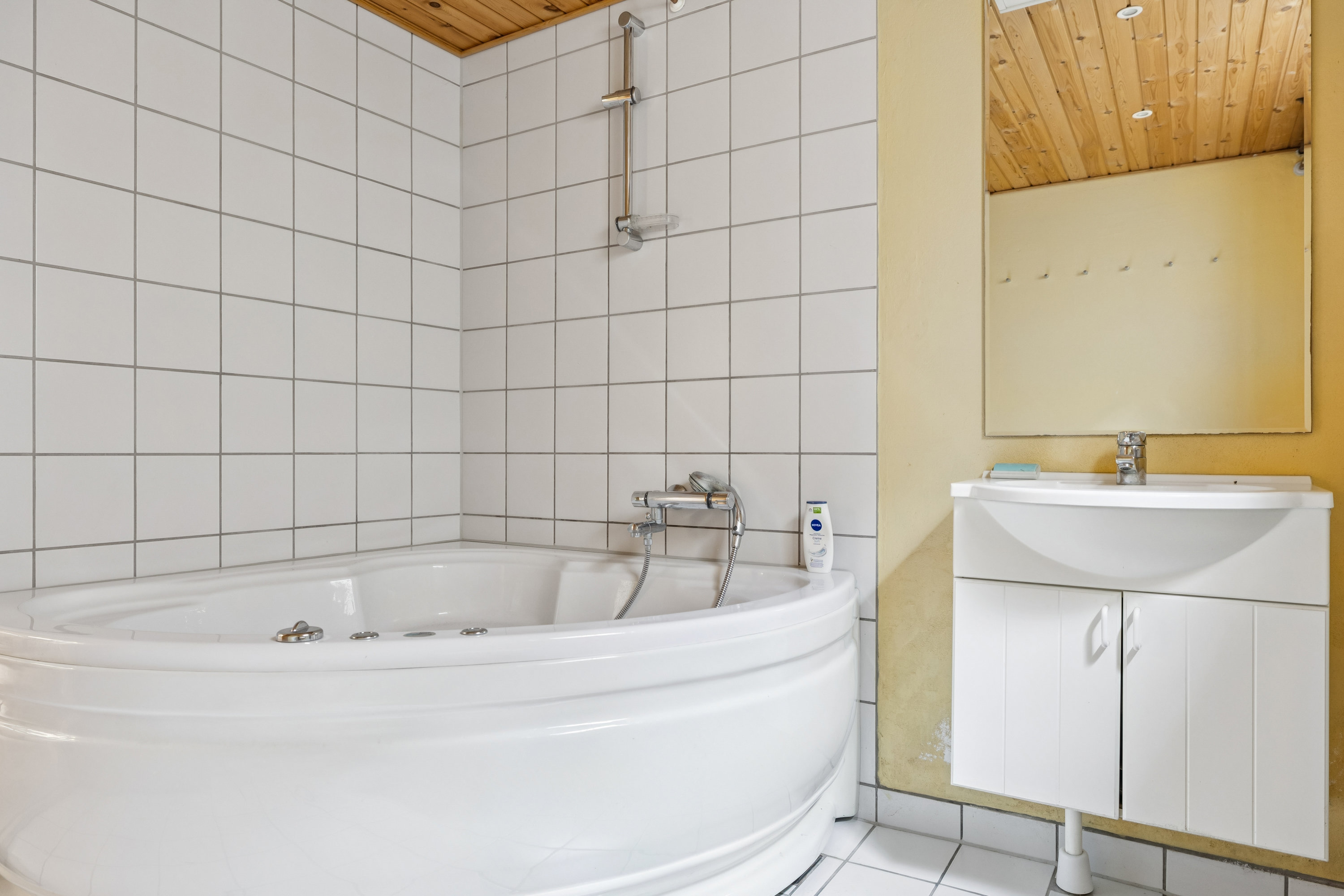 Fremhævet badeværelse billede i fuldskærmstilstand. Billede af Kronhjortløkken 128, Korup, 5210 Odense NV