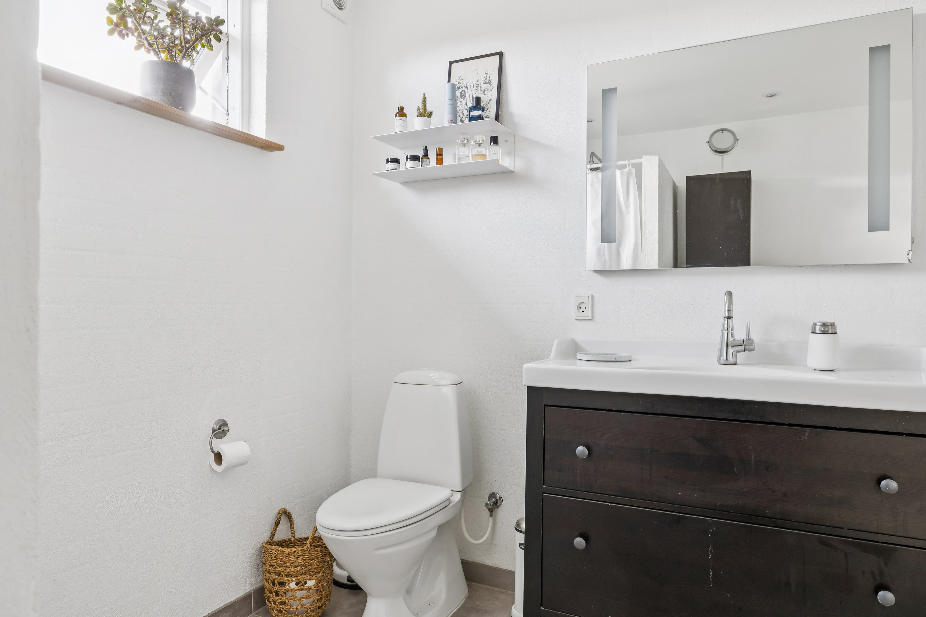 Fremhævet badeværelse billede i fuldskærmstilstand. Billede af Lykkegårdsvej 29, Snestrup, 5210 Odense NV