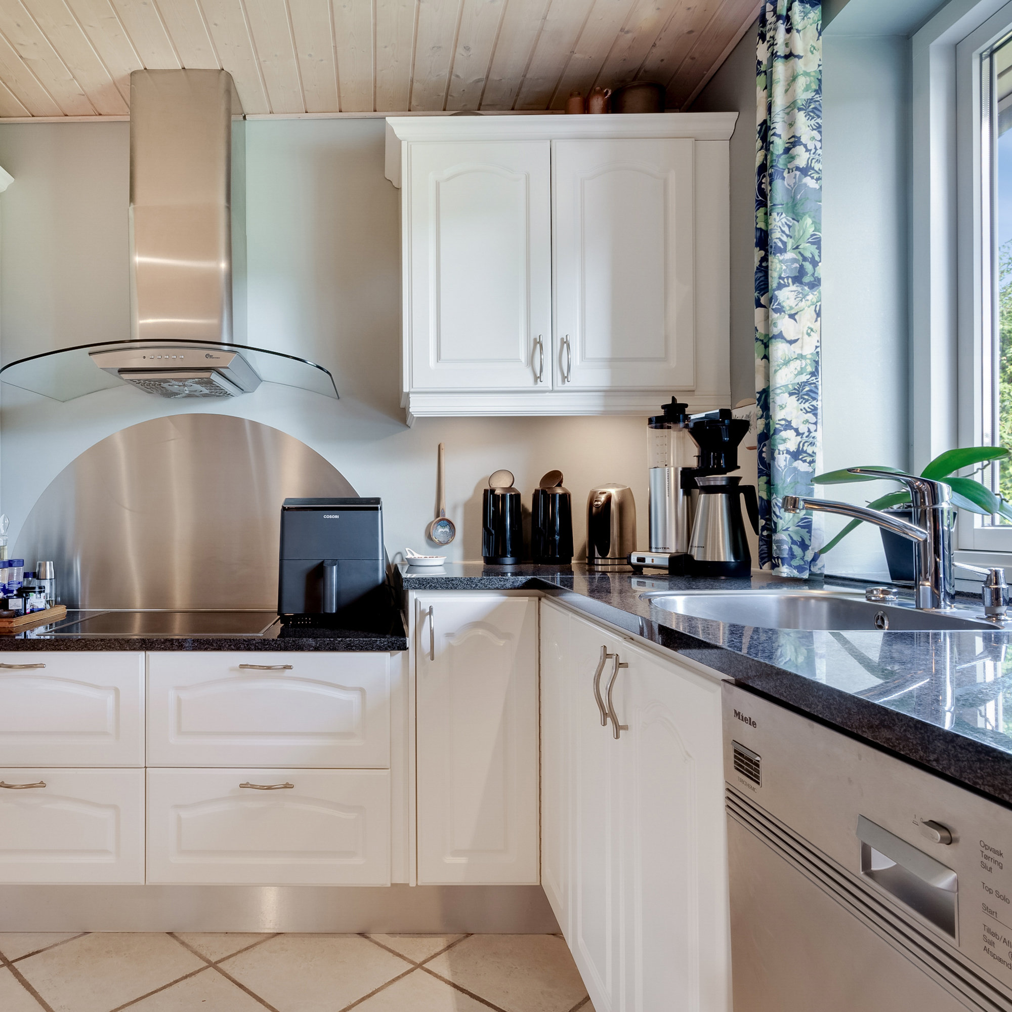 Fremhævet køkken billede i fuldskærmstilstand. Billede af Oslovej 45, 5400 Bogense