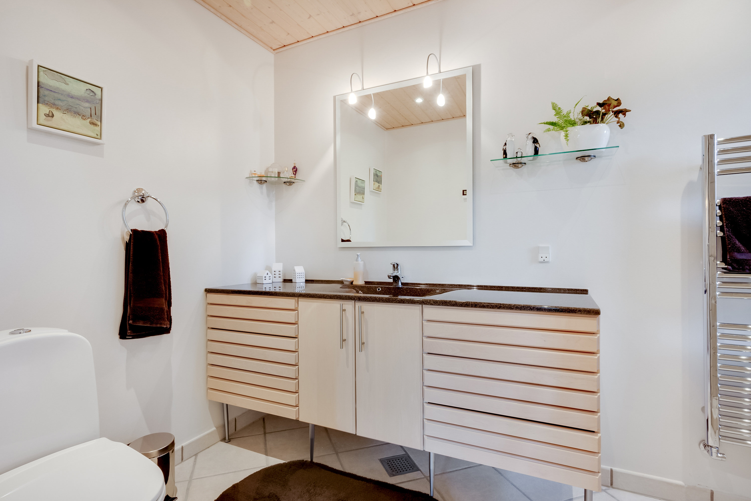 Fremhævet badeværelse billede i fuldskærmstilstand. Billede af Oslovej 45, 5400 Bogense