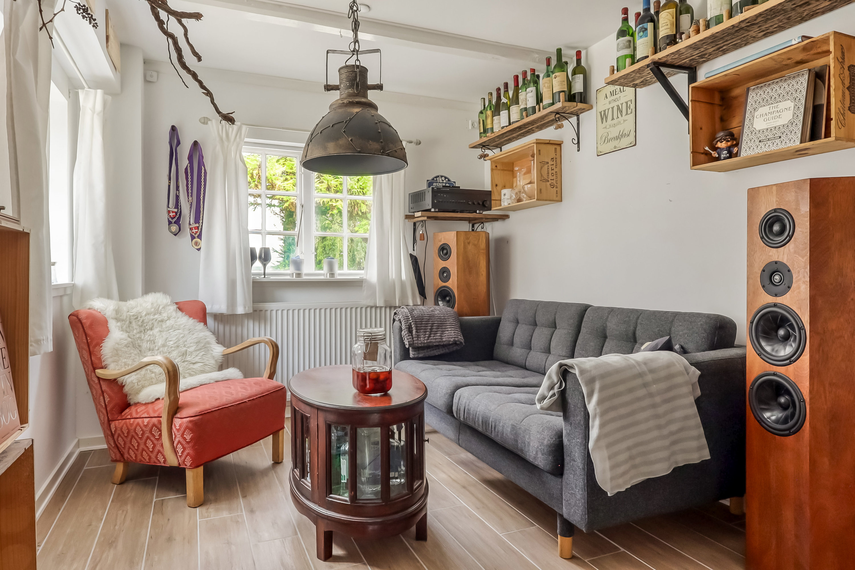 Fremhævet stue billede i fuldskærmstilstand. Billede af Strandgade 47, Tåsinge, 5700 Svendborg