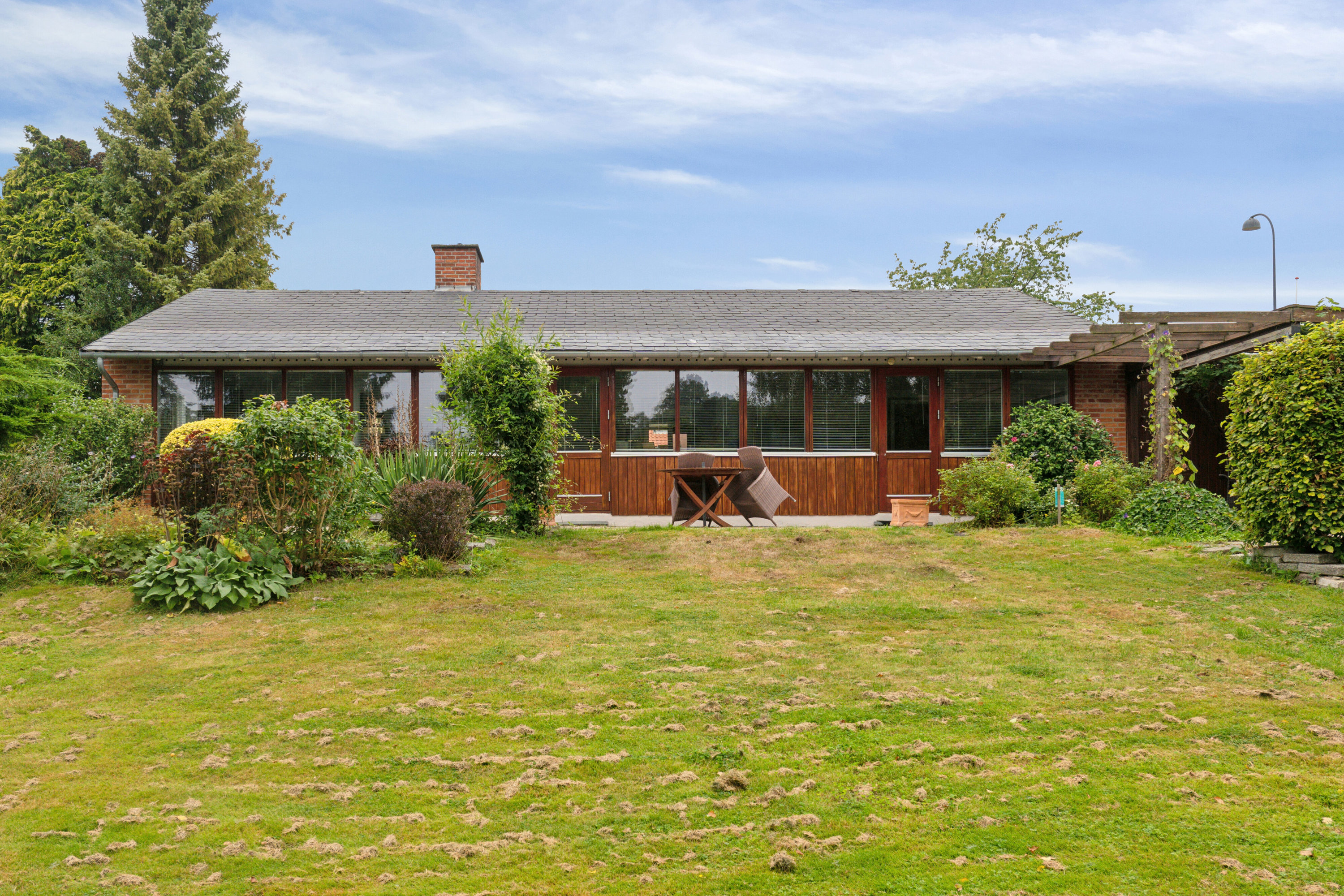 Miniaturebillede 1: set fra haven. Billede af Skodsborgvej 380, 2850 Nærum