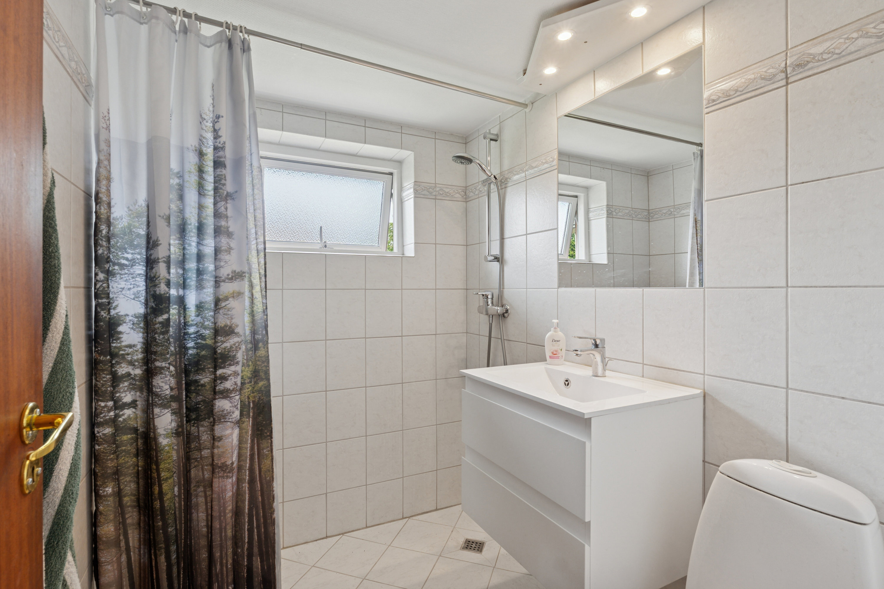 Fremhævet badeværelse billede i fuldskærmstilstand. Billede af Skodsborgvej 380, 2850 Nærum