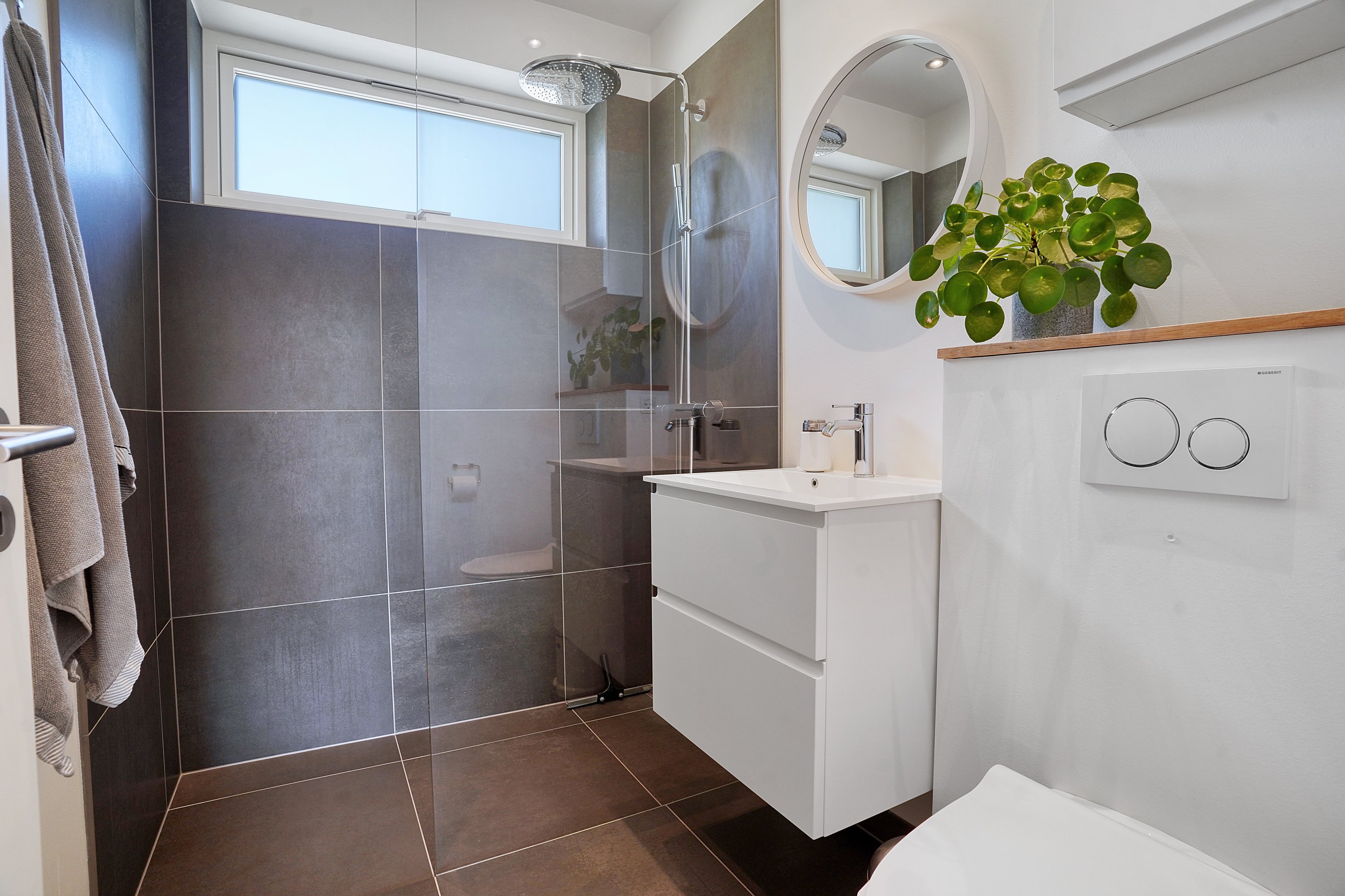 Fremhævet badeværelse billede i fuldskærmstilstand. Billede af Birgitte Gøyesvej 26, 3400 Hillerød