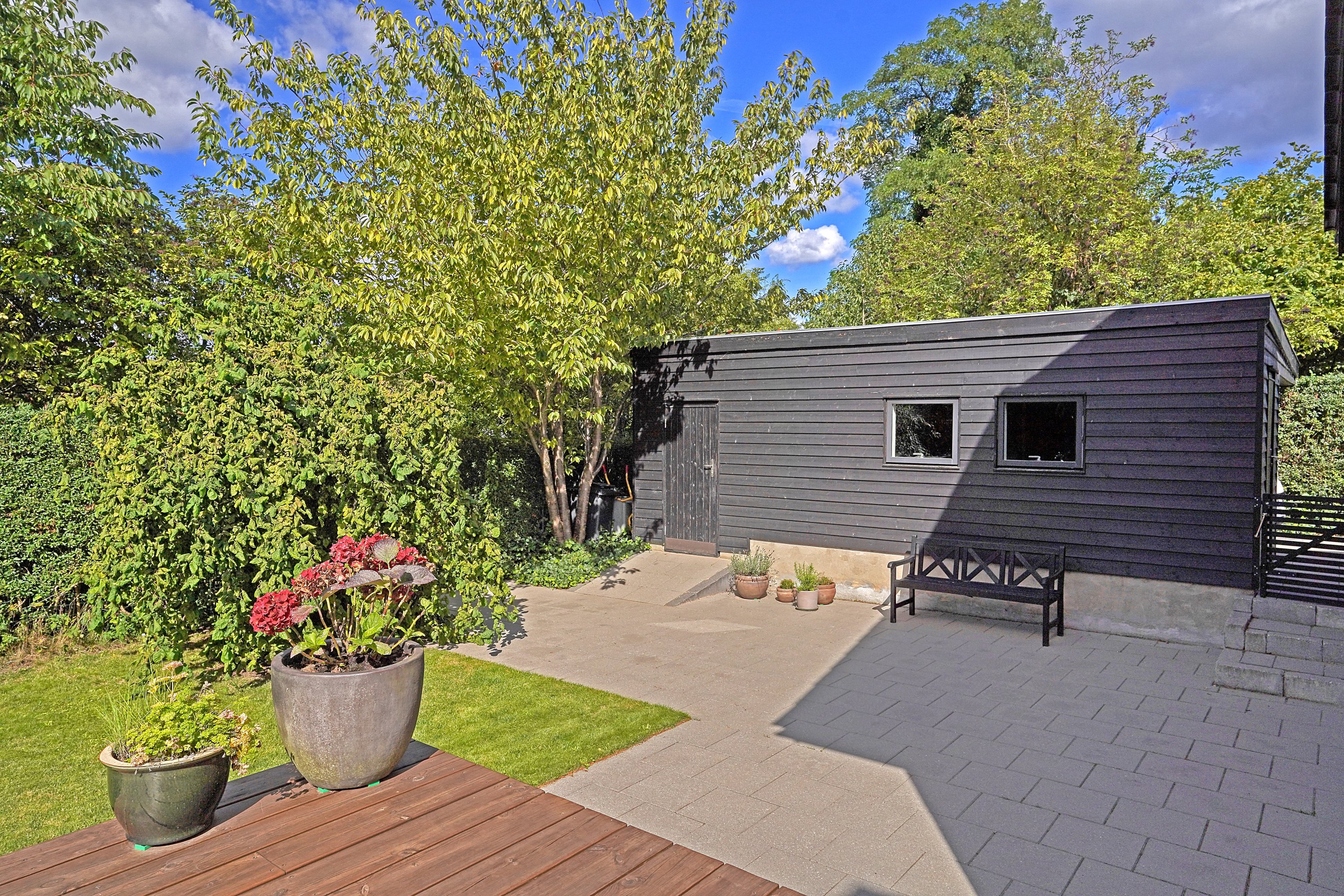 Fremhævet terrasse billede i fuldskærmstilstand. Billede af Birgitte Gøyesvej 26, 3400 Hillerød