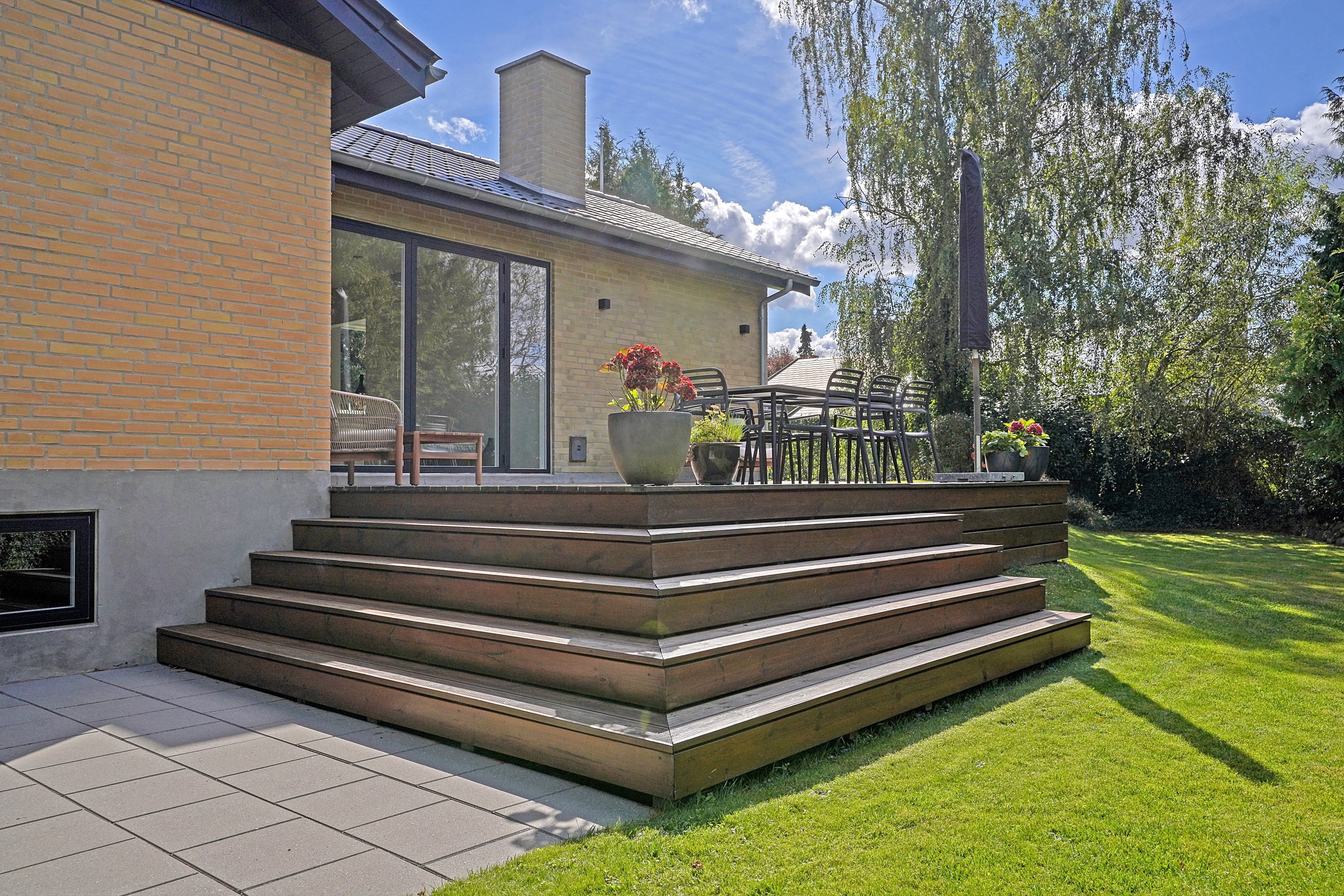 Fremhævet terrasse billede i fuldskærmstilstand. Billede af Birgitte Gøyesvej 26, 3400 Hillerød