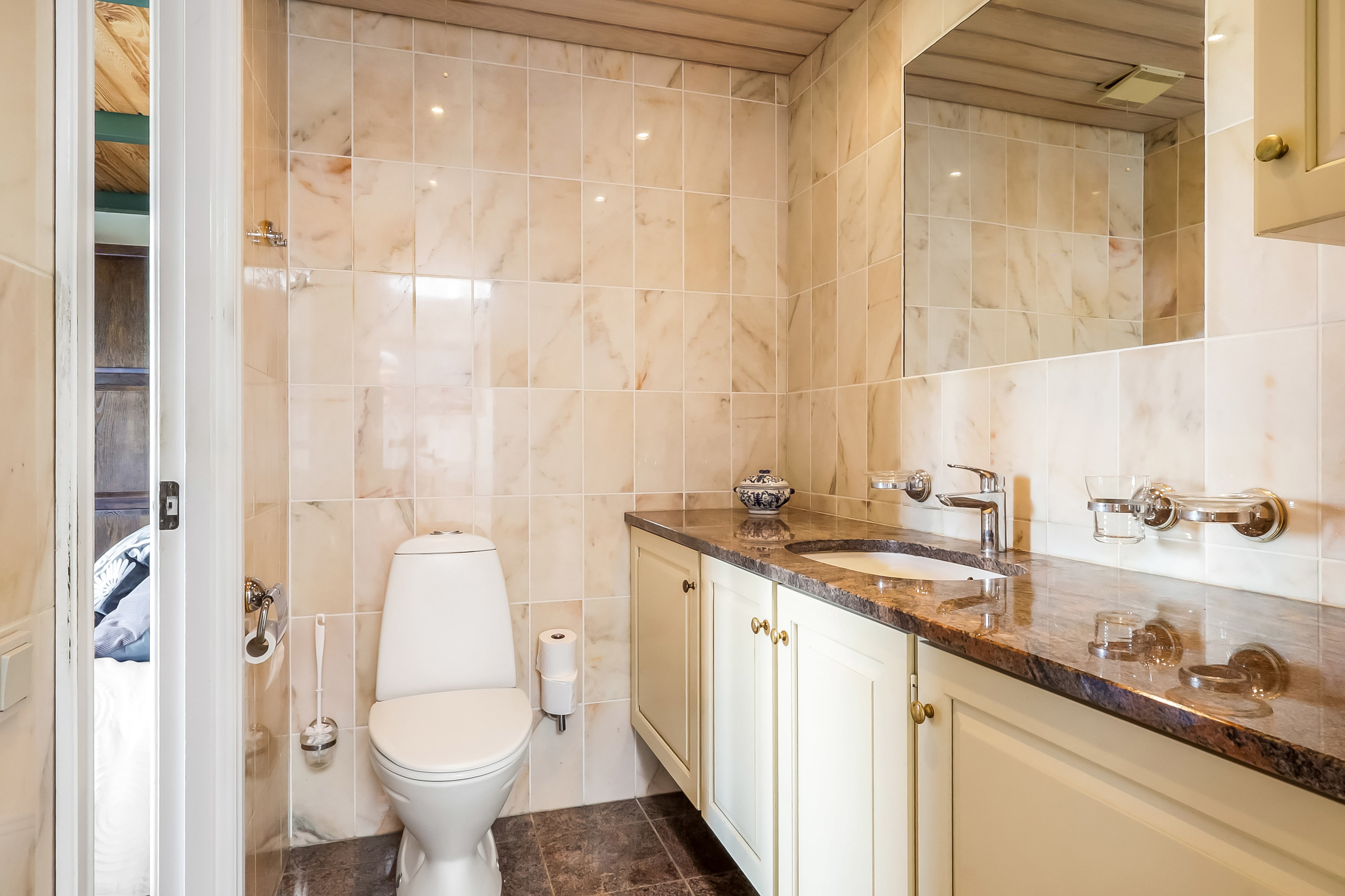 Fremhævet toilet billede i fuldskærmstilstand. Billede af Myrehøjvej 37, 5700 Svendborg