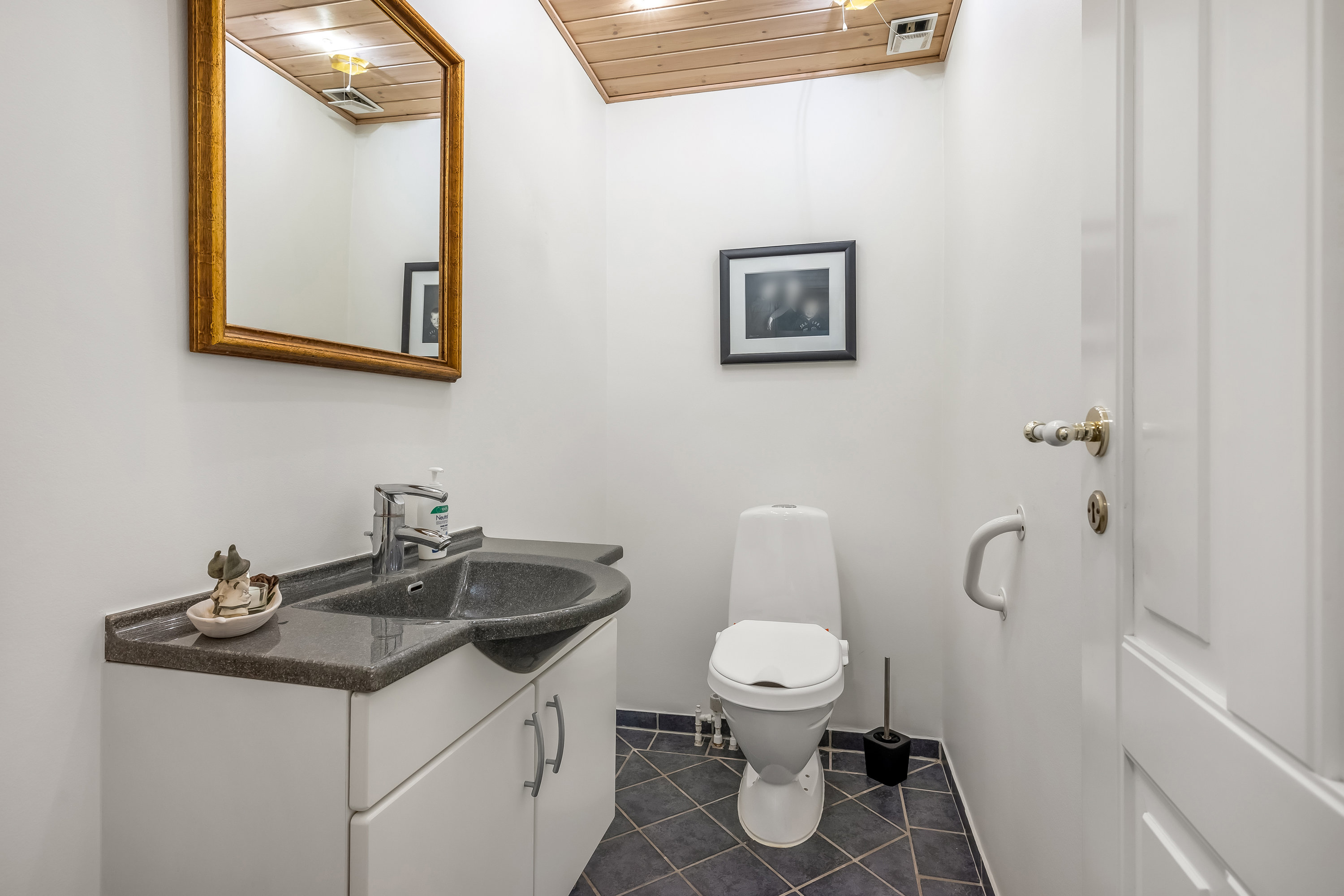 Fremhævet toilet billede i fuldskærmstilstand. Billede af Bogfinkevej 28, Rindum, 6950 Ringkøbing