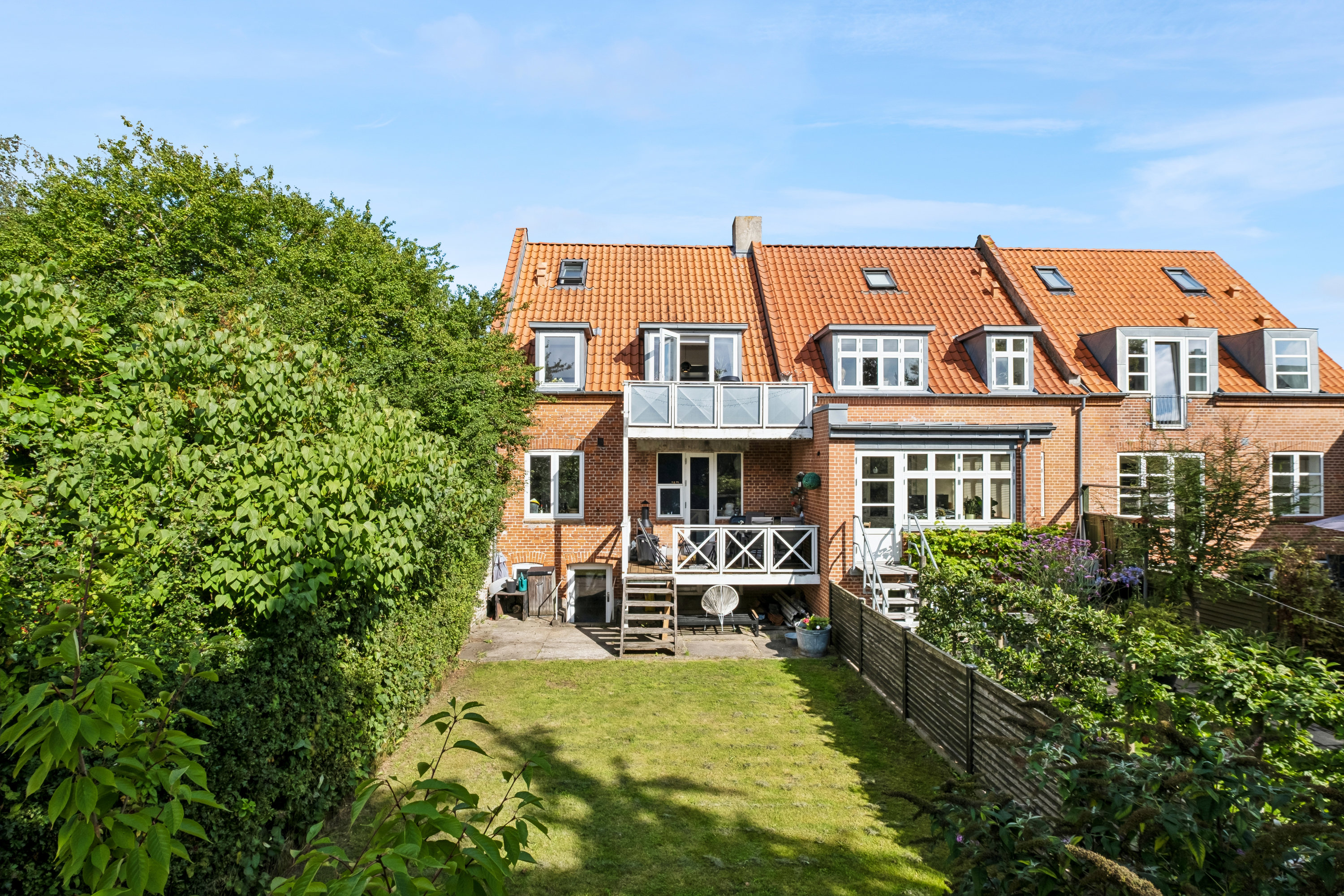 Miniaturebillede 1: ejendommen fra haven. Billede af Østergade 40, 1., Midtbyen, 8700 Horsens