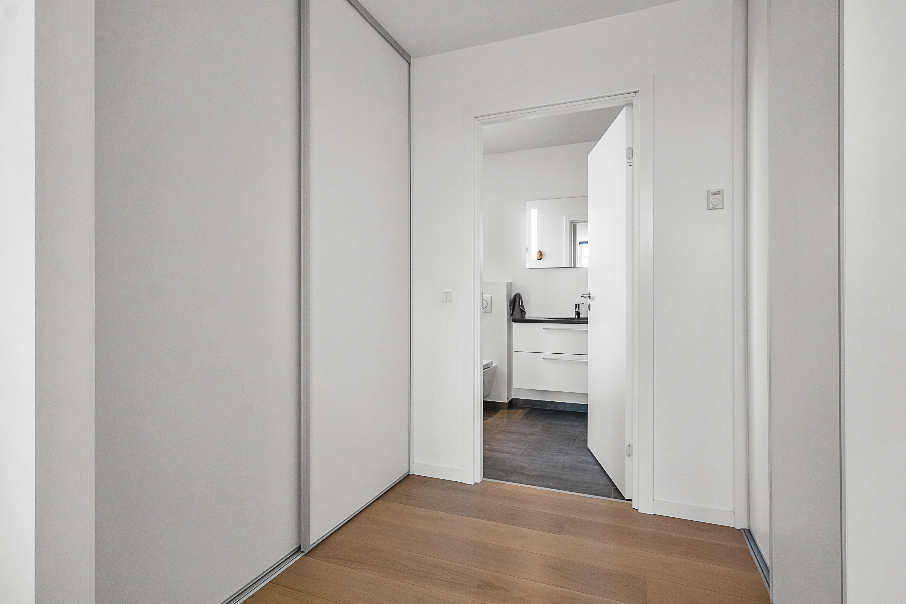 Fremhævet garderobe billede i fuldskærmstilstand. Billede af Hjortshøjvangen 118, 8530 Hjortshøj