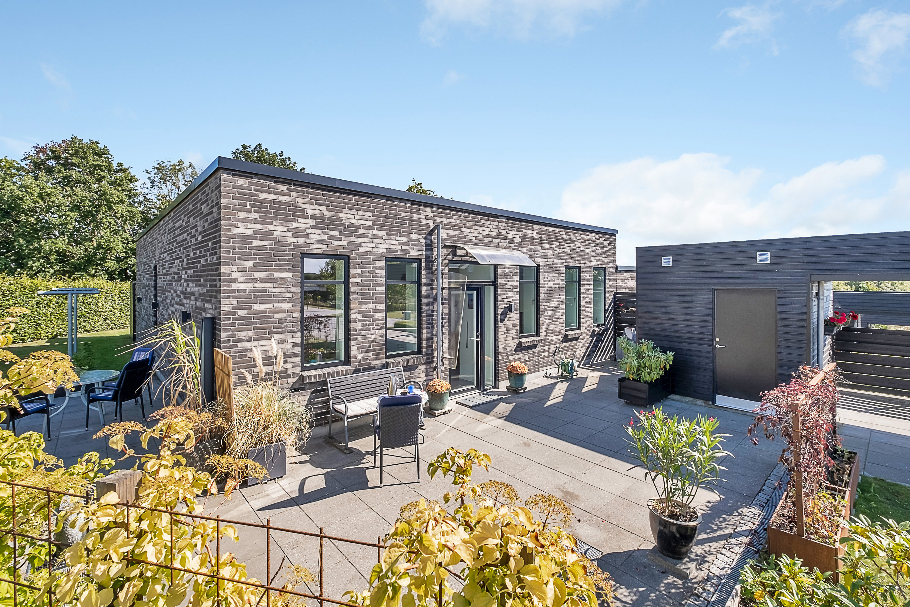 Fremhævet terrasse billede i fuldskærmstilstand. Billede af Hjortshøjvangen 118, 8530 Hjortshøj