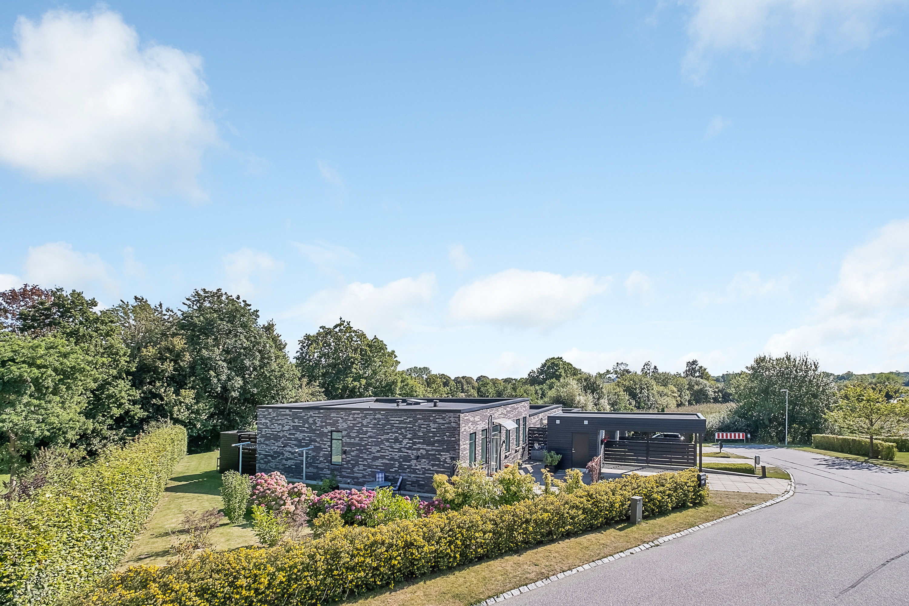 Fremhævet facade billede i fuldskærmstilstand. Billede af Hjortshøjvangen 118, 8530 Hjortshøj