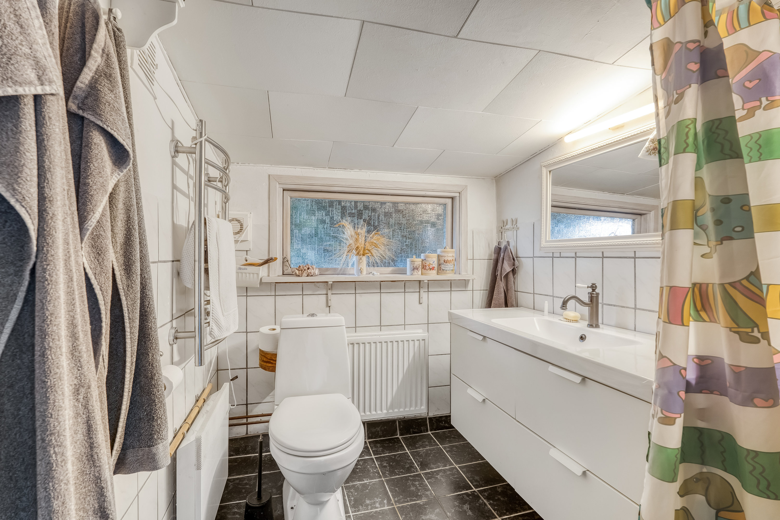 Fremhævet badeværelse billede i fuldskærmstilstand. Billede af Vensholmvej 20, Købelev, 4900 Nakskov