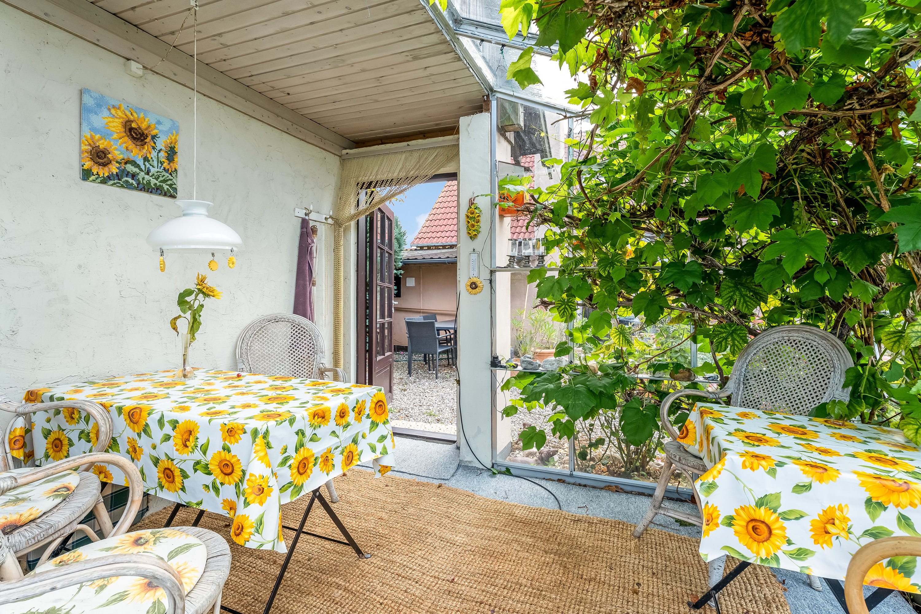 Fremhævet overdækket terrasse billede i fuldskærmstilstand. Billede af Vensholmvej 20, Købelev, 4900 Nakskov