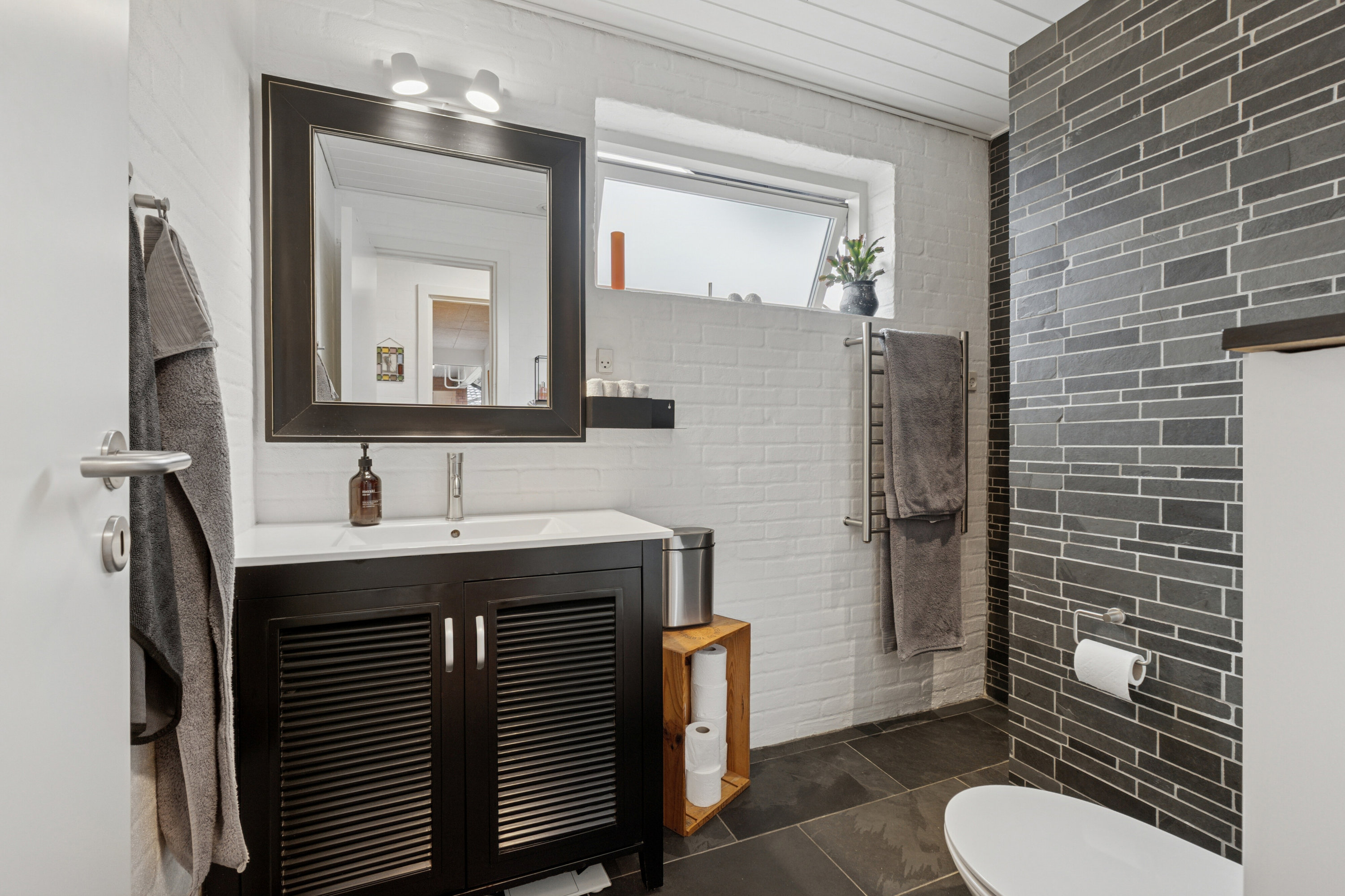 Fremhævet badeværelse billede i fuldskærmstilstand. Billede af Trannisvej 14, 6040 Egtved