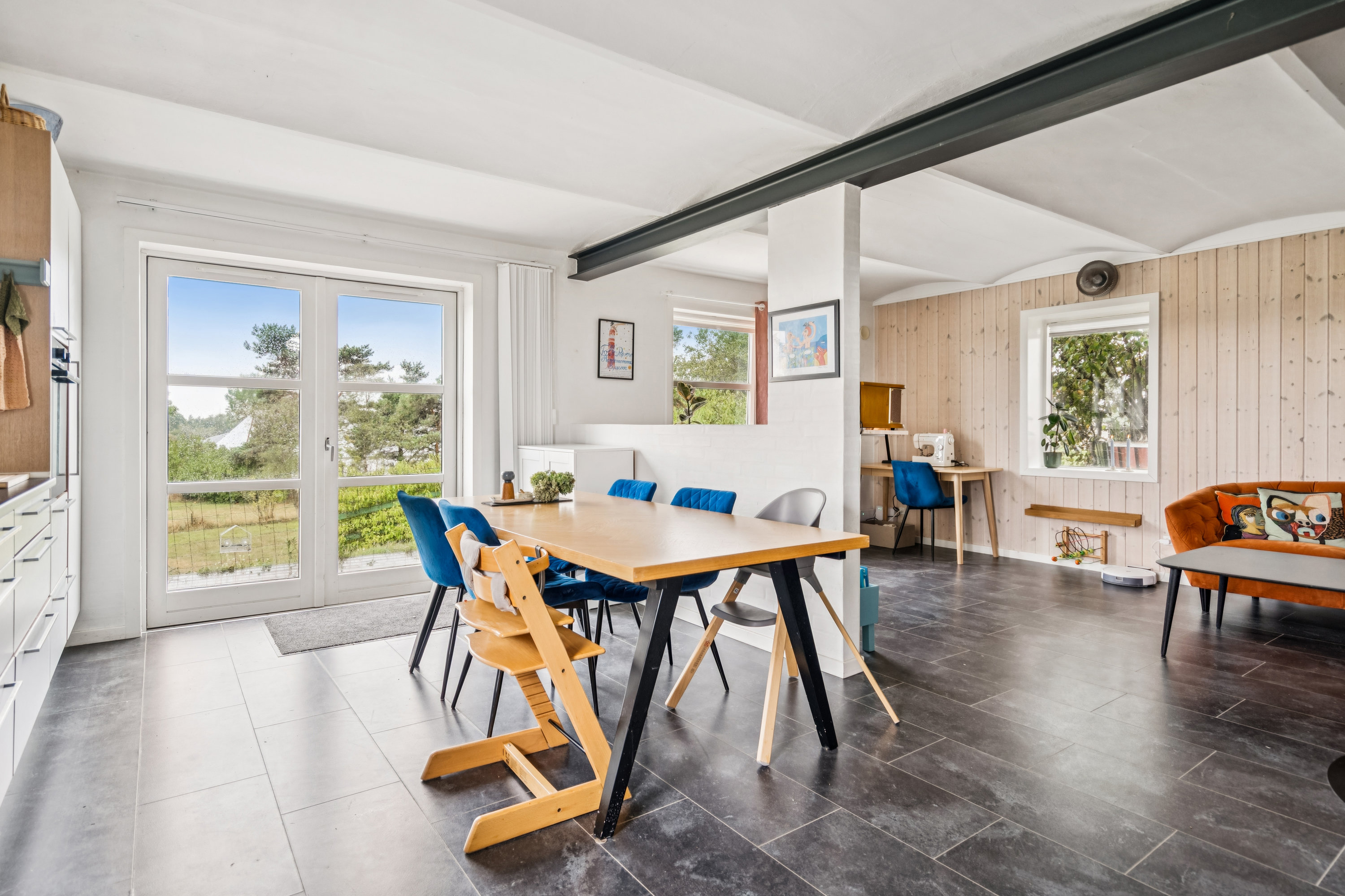 Fremhævet stue billede i fuldskærmstilstand. Billede af Kokvadvejen 4, Byrum By, 9940 Læsø