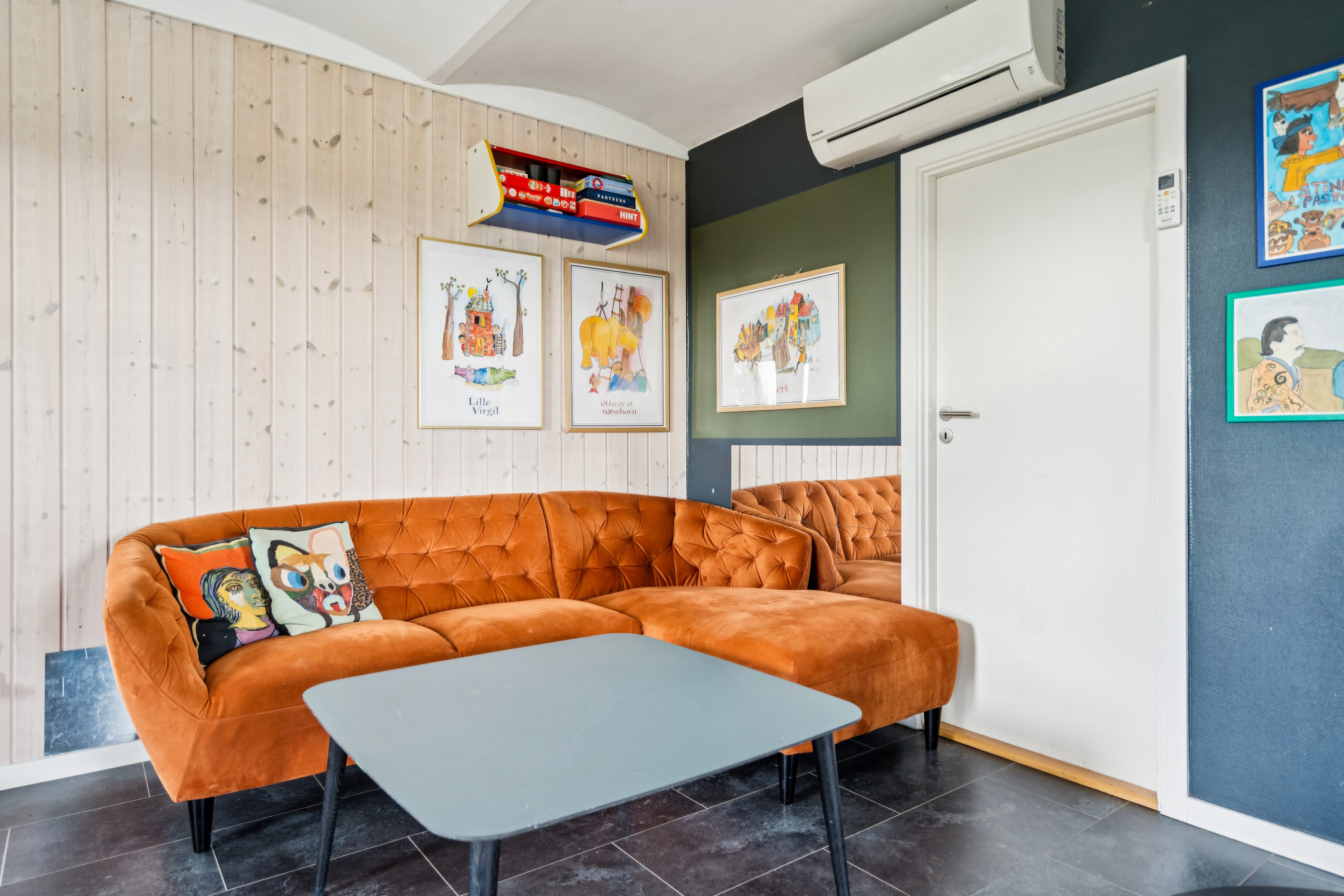 Fremhævet stue billede i fuldskærmstilstand. Billede af Kokvadvejen 4, Byrum By, 9940 Læsø