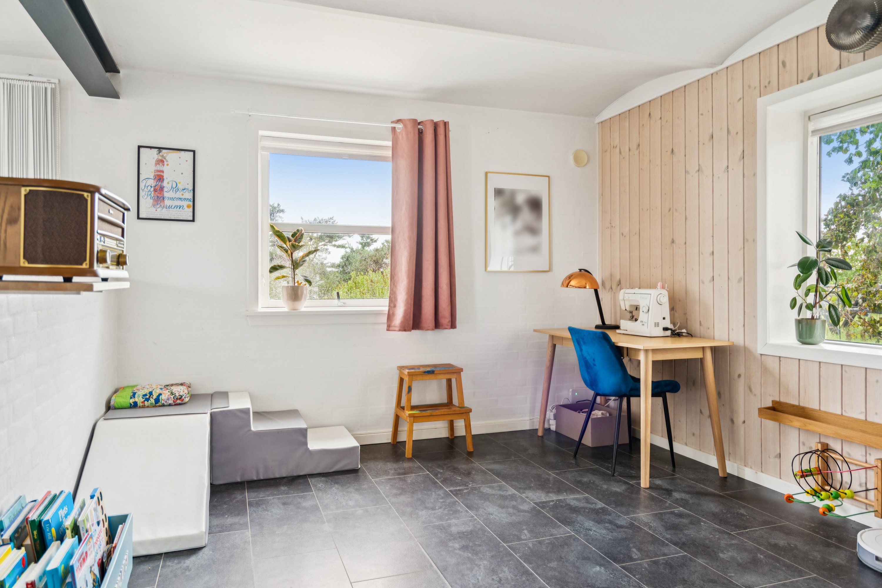 Fremhævet stue billede i fuldskærmstilstand. Billede af Kokvadvejen 4, Byrum By, 9940 Læsø